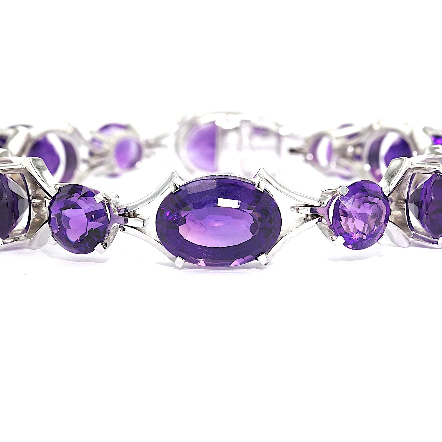 Armband in 750er Weißgold mit Amethysten, liegend frontal Nahaufnahme