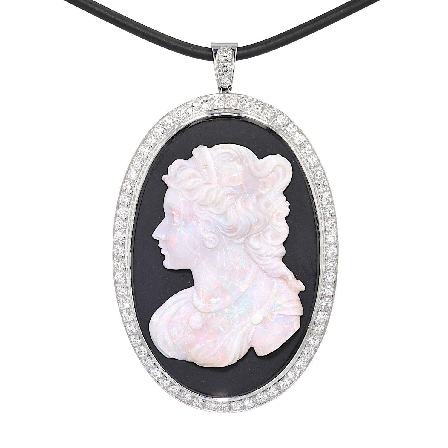 Anhänger in 750er Weißgold mit Onyxplatte, Edelopal und Brillanten, hängend frontal
