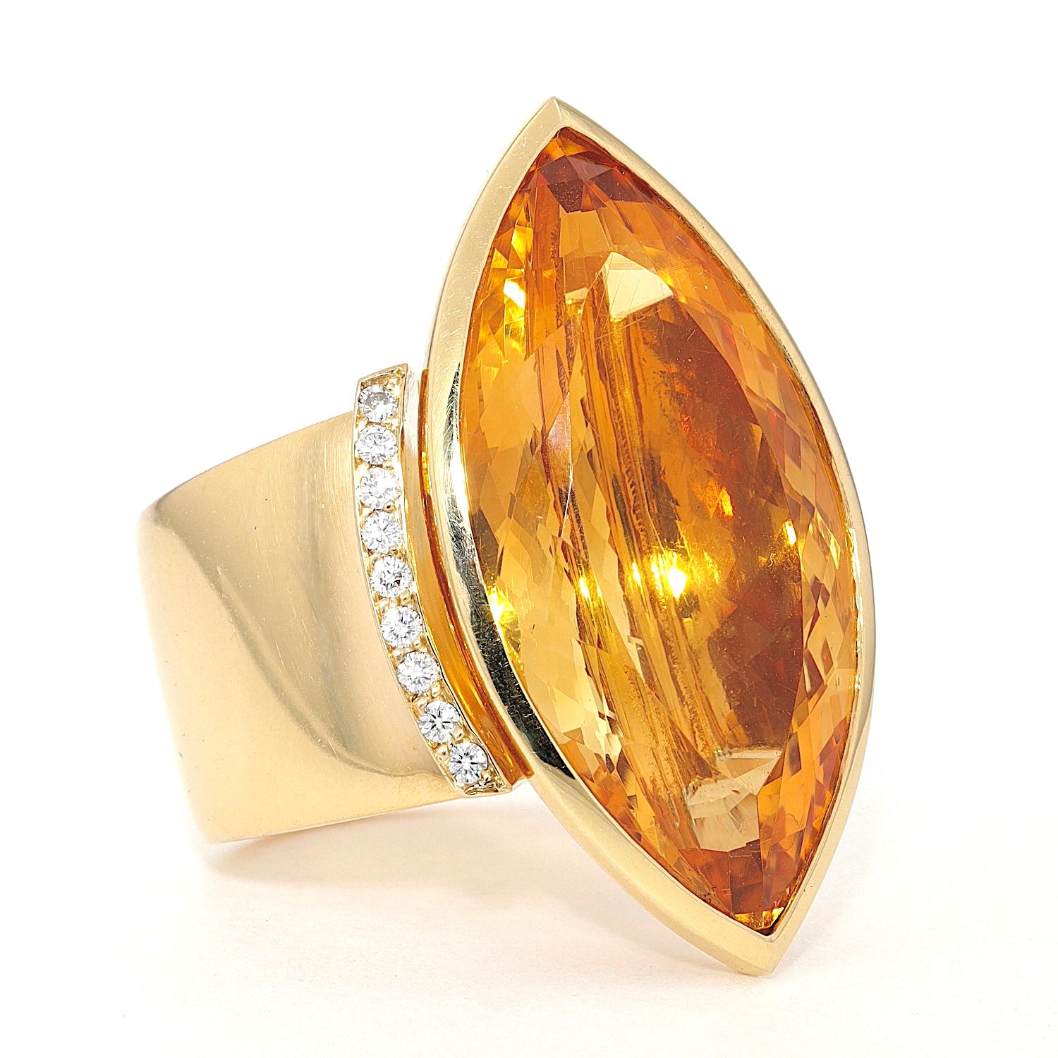 Ring in 750er Gelbgold mit einem großen Citrin und Brillanten, liegend rechts gedreht