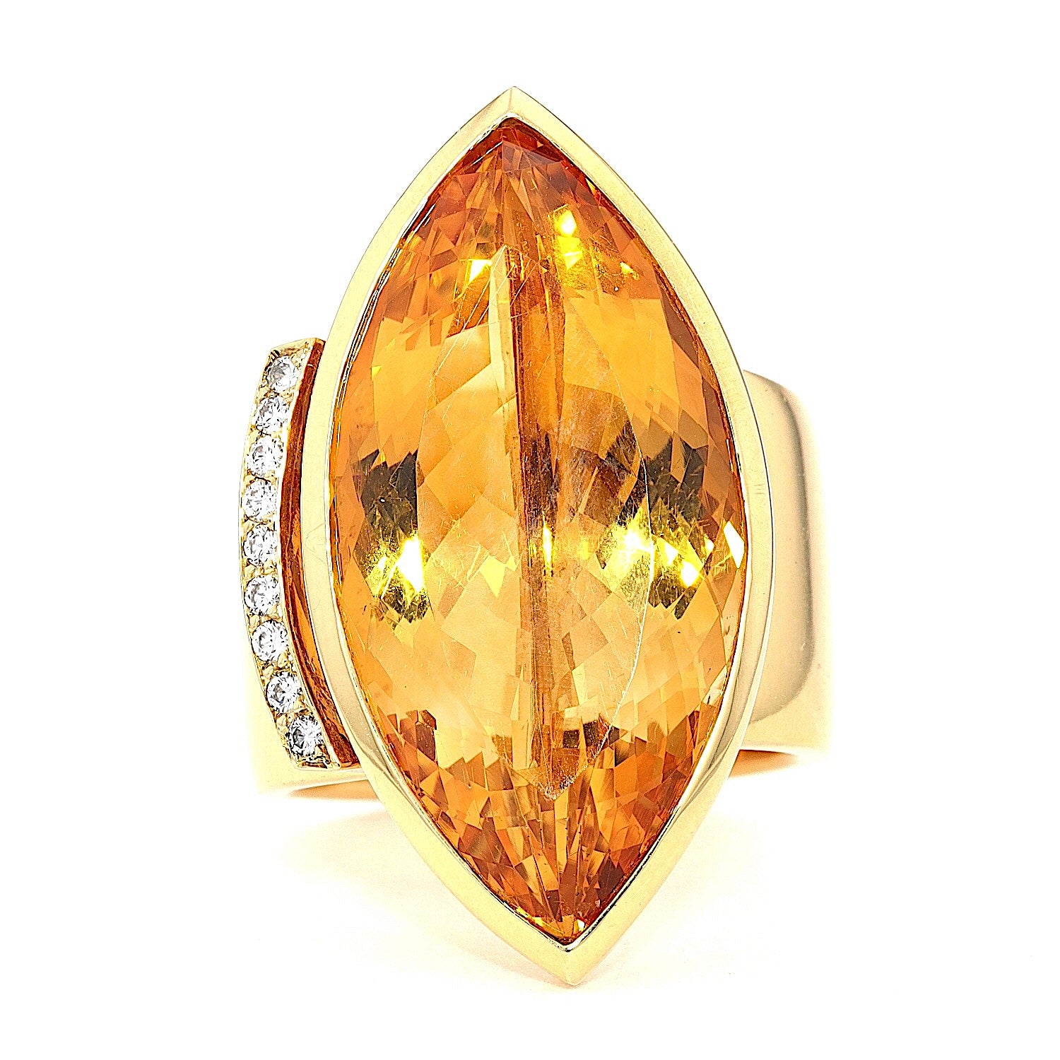 Ring in 750er Gelbgold mit einem großen Citrin und Brillanten, liegend frontal