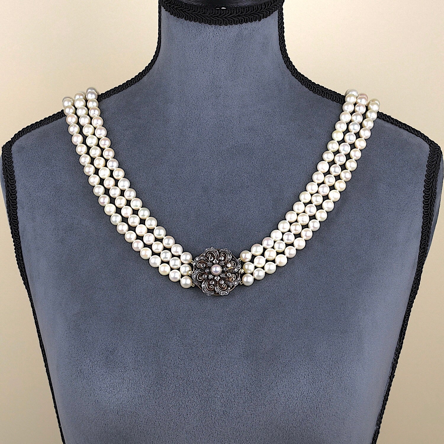 Großes Zuchtperlencollier mit einem Goldschloss, Frankreich um 1800 mit Diamanten, an der Büste