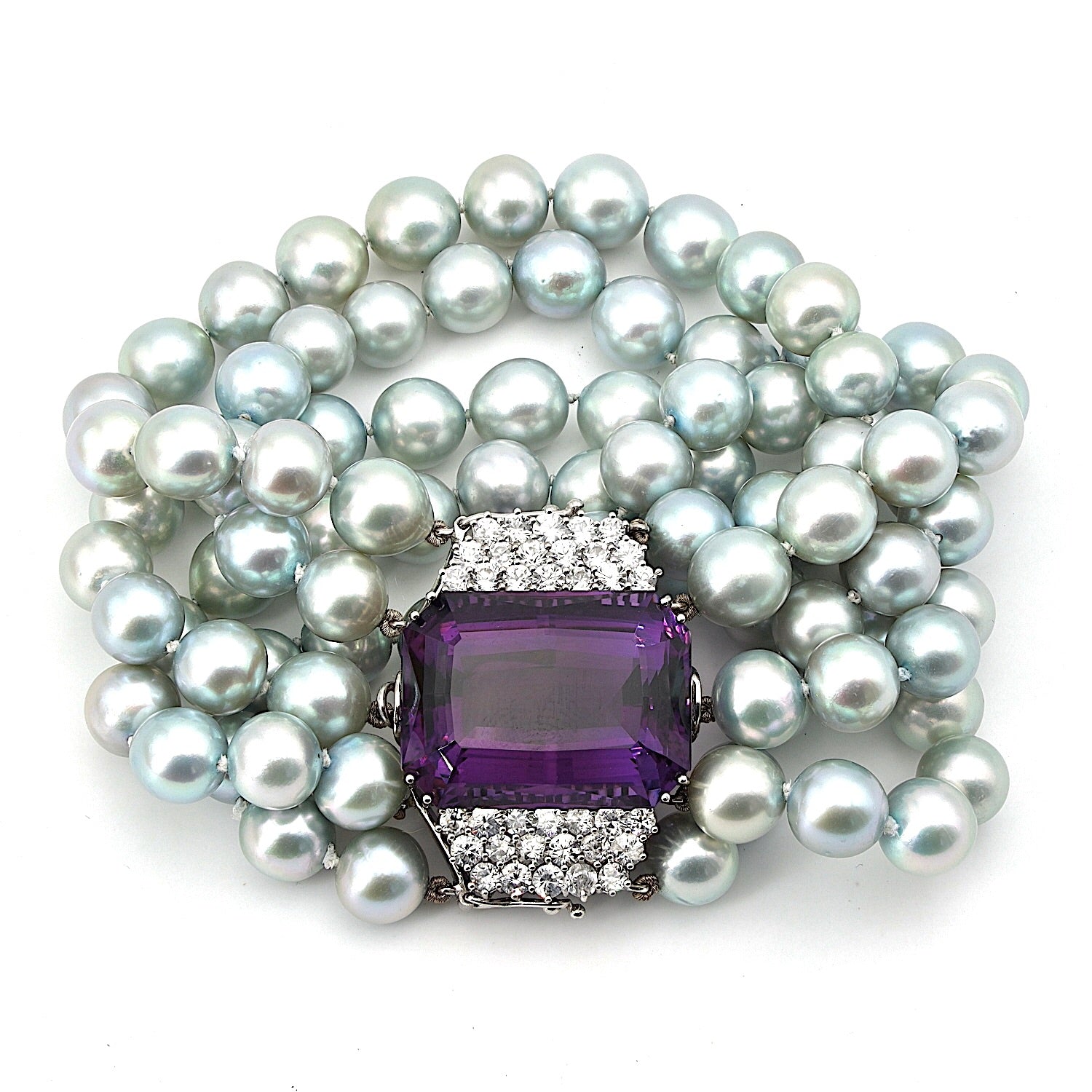 Armband mit 5 Reihen Zuchtperlen und einem Schloss in 750er Weißgold mit Brillanten und einem Amethyst, liegend frontal