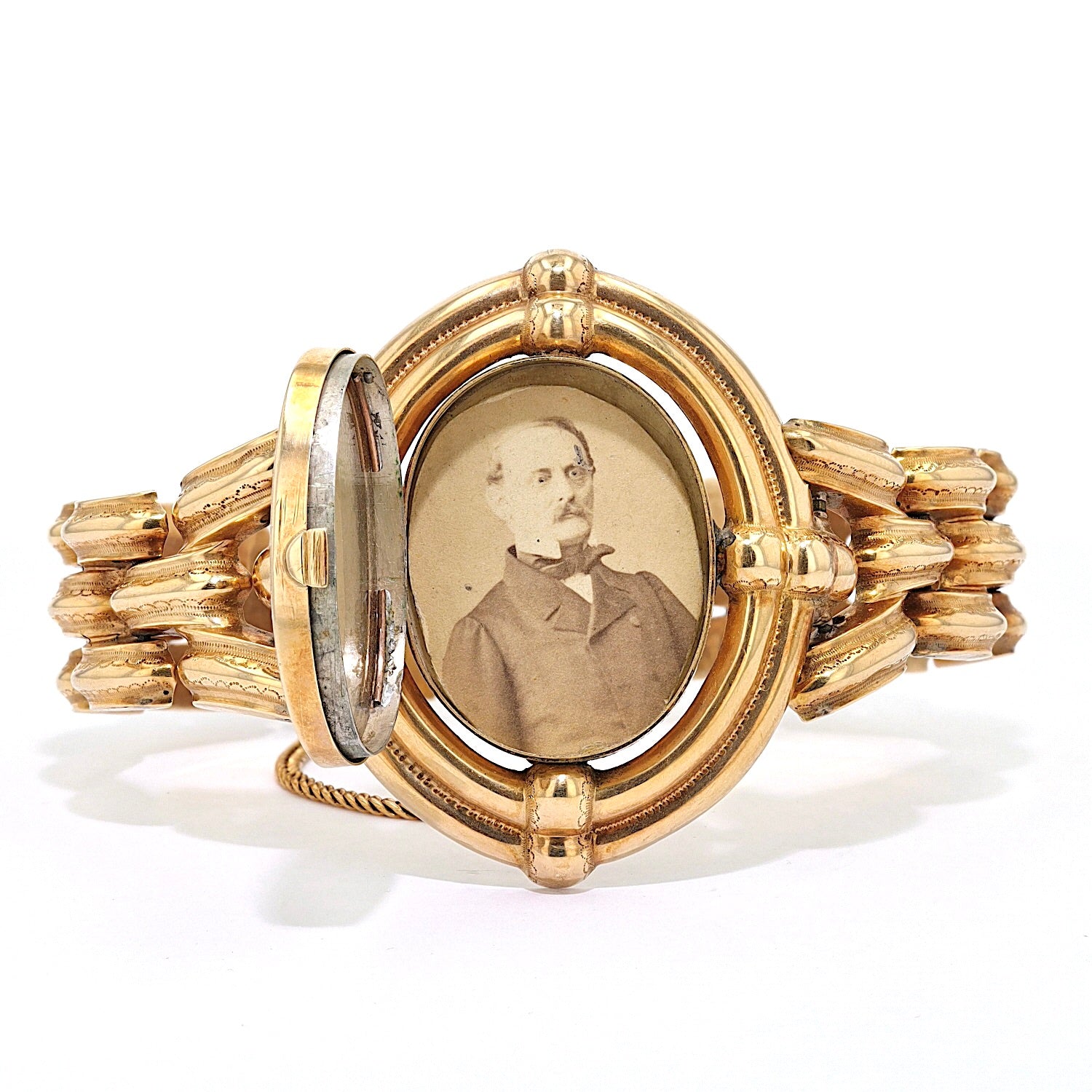 Biedermeier Armband aus Schaumgold, emailliert, liegend frontal Deckel geöffnet