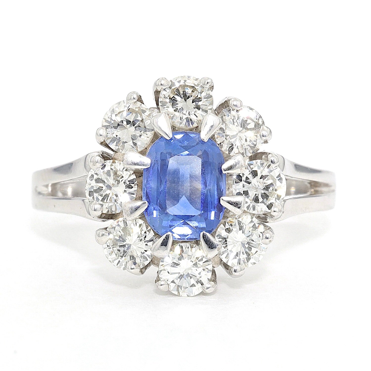 Ring in 750er Weißgold mit einem Saphir und Brillanten, liegend frontal