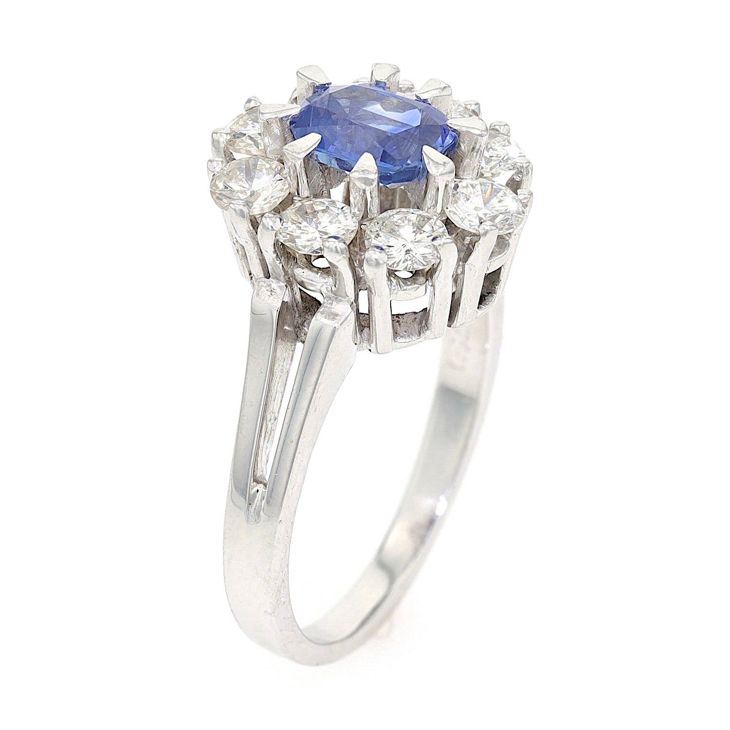 Ring in 750er Weißgold mit einem Saphir und Brillanten, stehend
