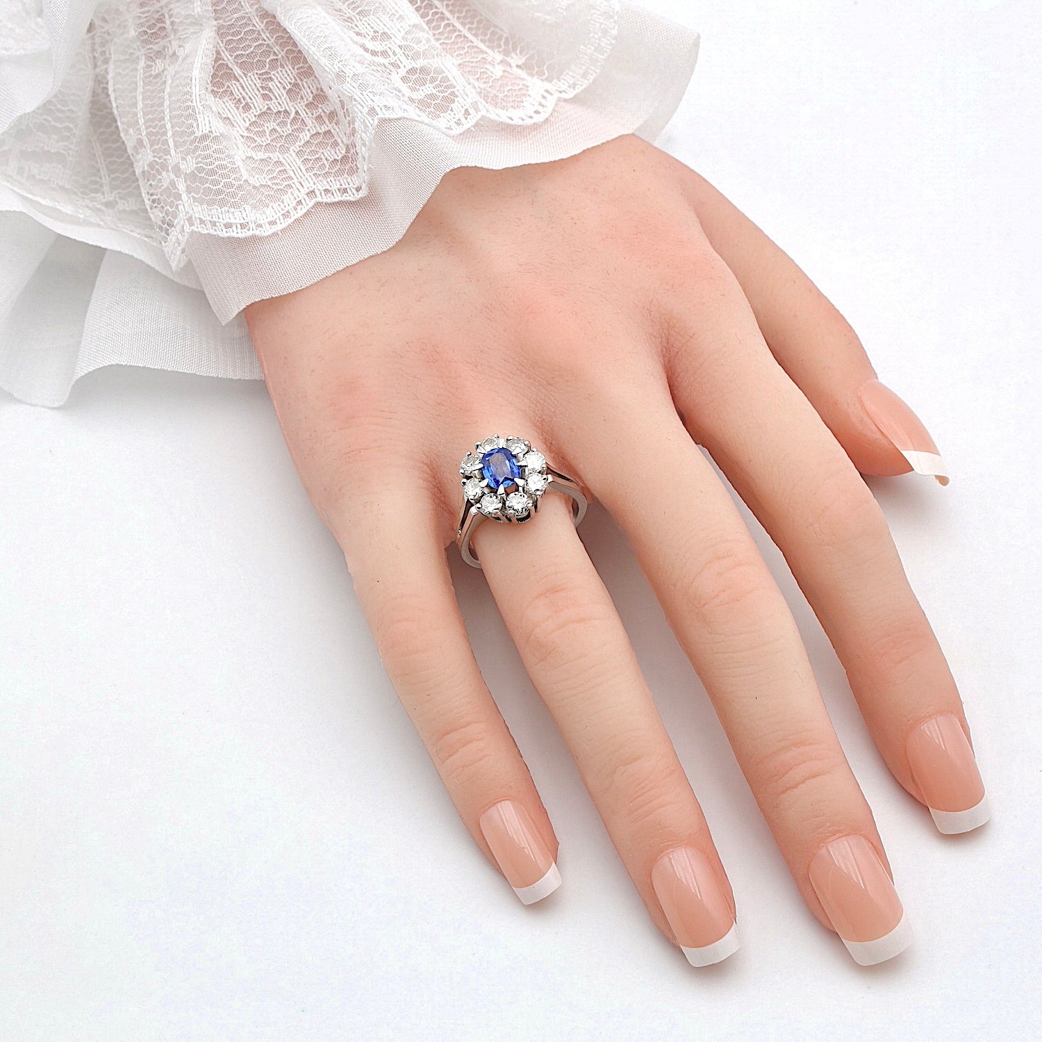 Ring in 750er Weißgold mit einem Saphir und Brillanten, an der Hand