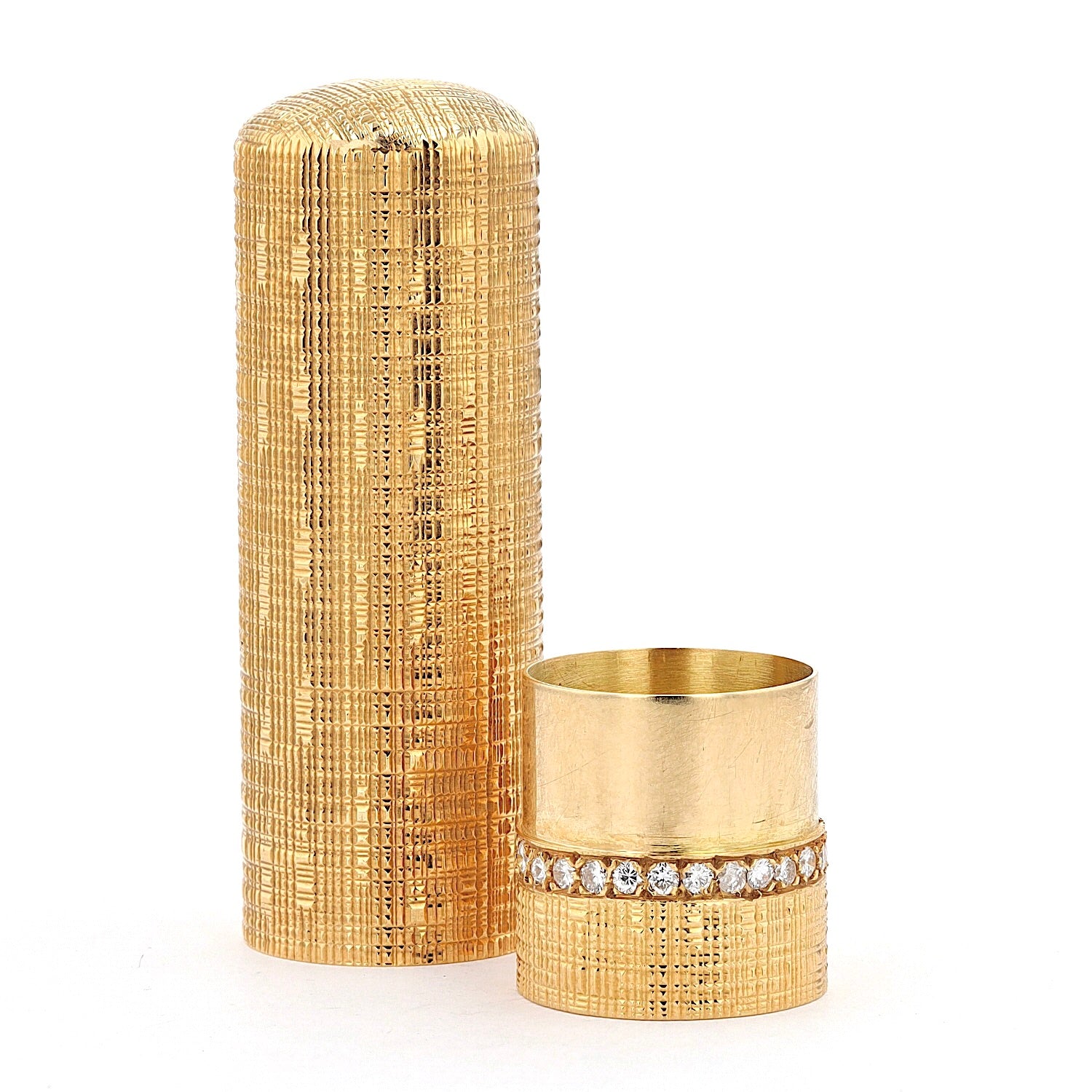 Van Cleef & Arpels Lippenstifthalter in 750er Gelbgold mit Brillanten, stehend frontal geöffnet links gedreht