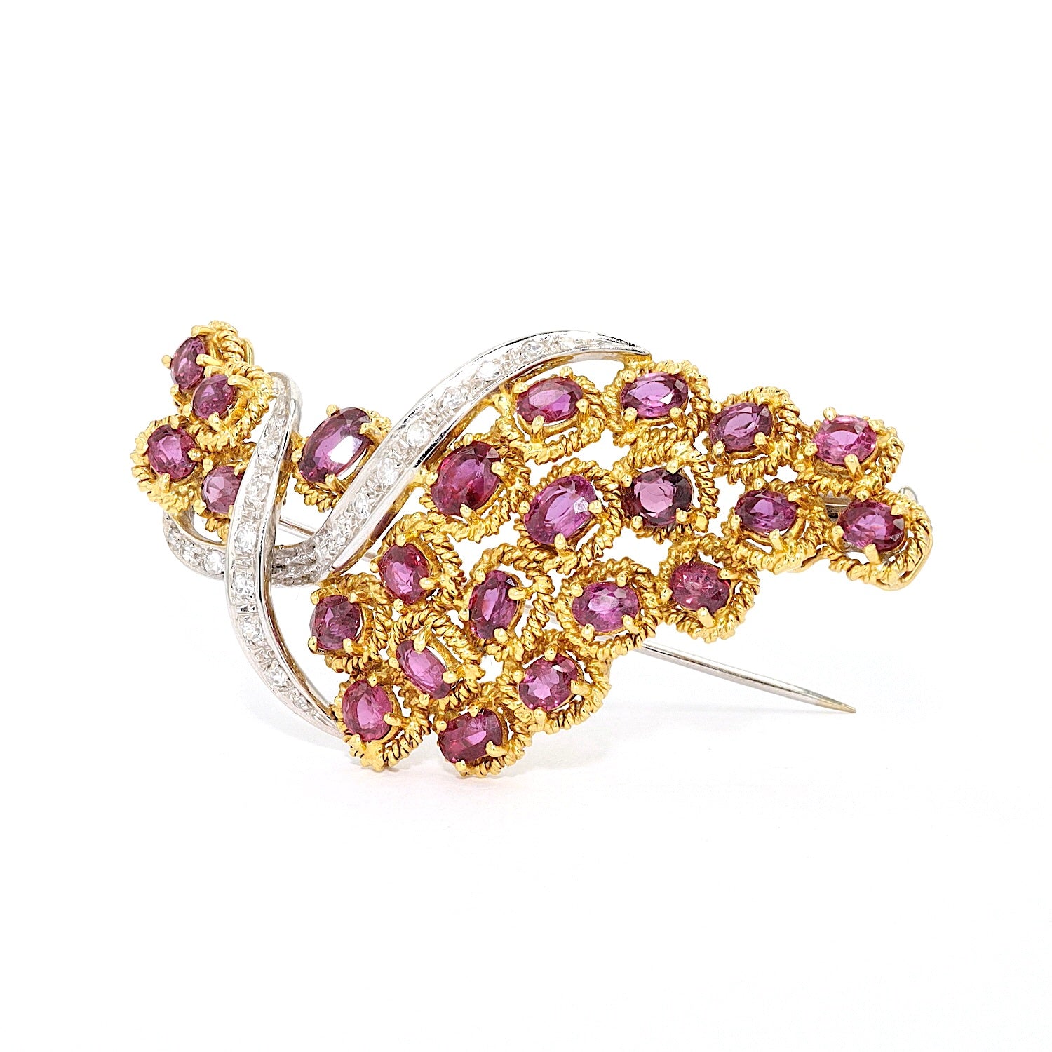 Brosche aus 750er Gold Bicolor mit Rubinen und Diamanten, stehend inks gedreht