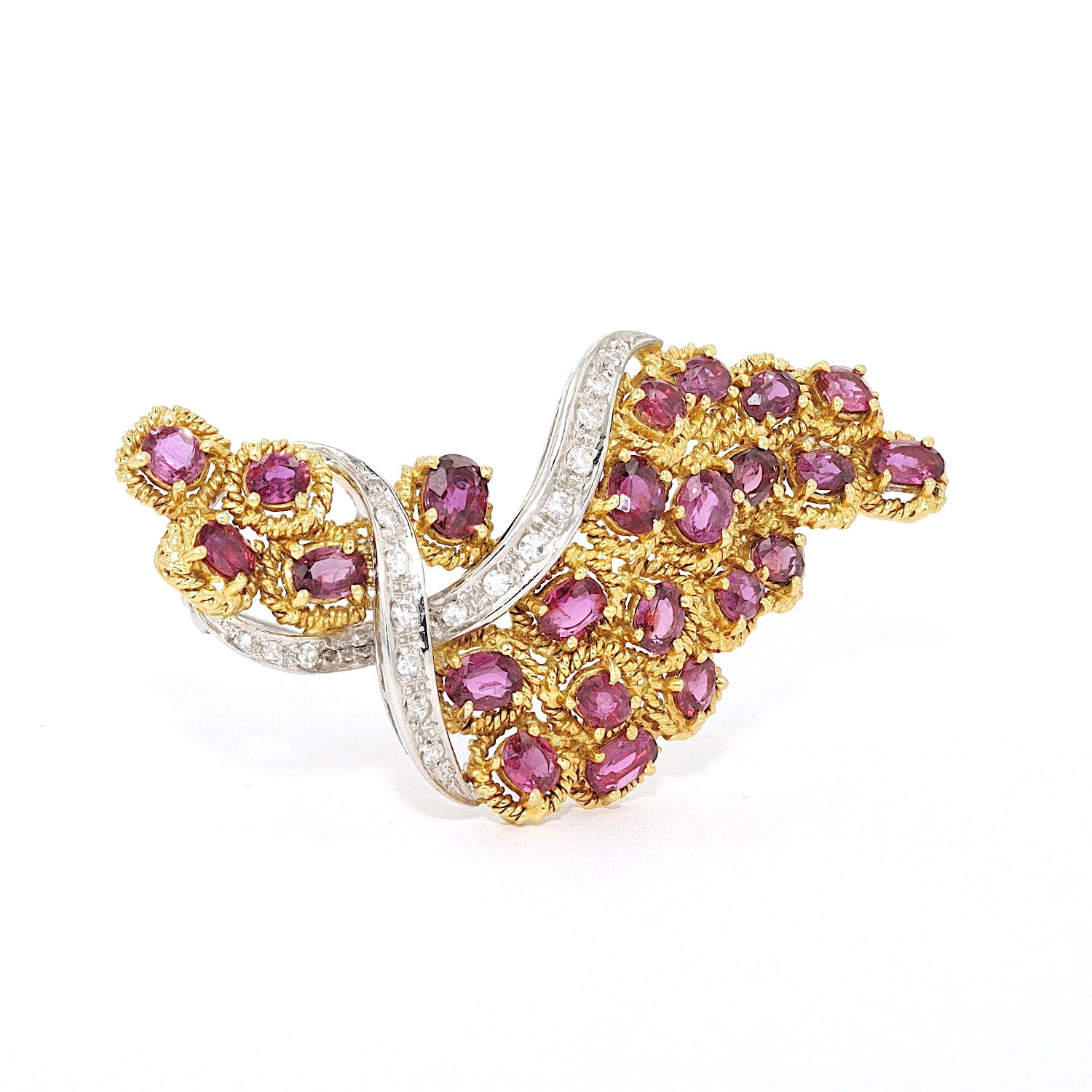 Brosche aus 750er Gold Bicolor mit Rubinen und Diamanten, stehend rechts gedreht
