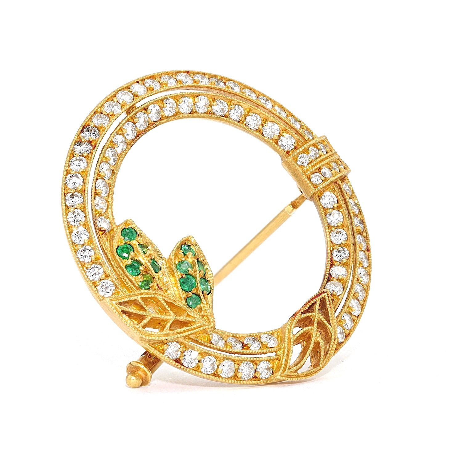 Brosche aus 750er Gelbgold mit Brillanten und Smaragden, stehend rechts gedreht
