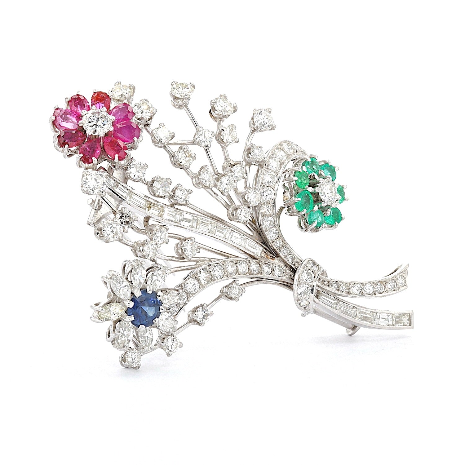 Brosche aus Platin mit Diamanten, Brillanten, Rubinen, Saphiren und Smaragden, stehend rechts gedreht