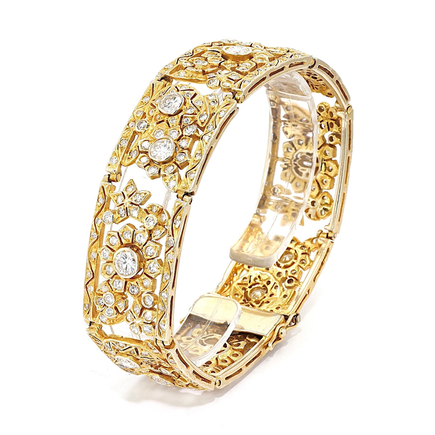 Armband in 585er Gelbgold mit insgesamt ca. 6,2 ct Brillanten und Diamanten, stehend