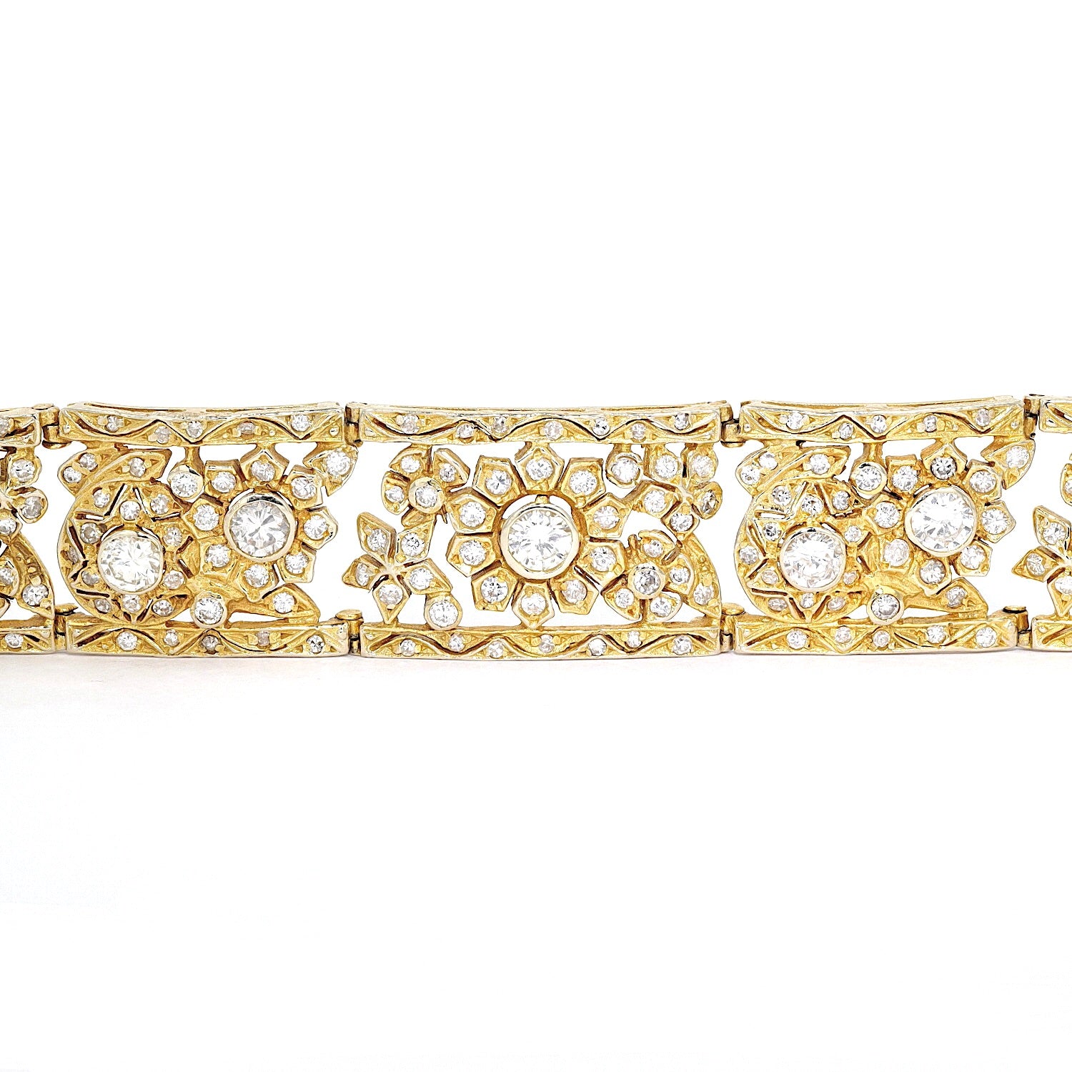 Armband in 585er Gelbgold mit insgesamt ca. 6,2 ct Brillanten und Diamanten, liegend frontal Nahaufnahme
