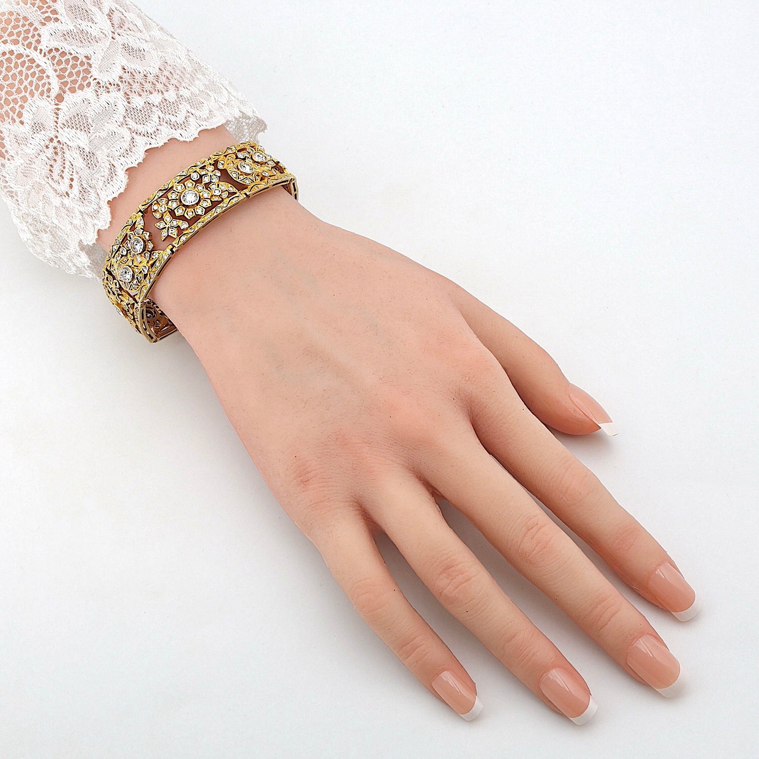 Armband in 585er Gelbgold mit insgesamt ca. 6,2 ct Brillanten und Diamanten, am Arm