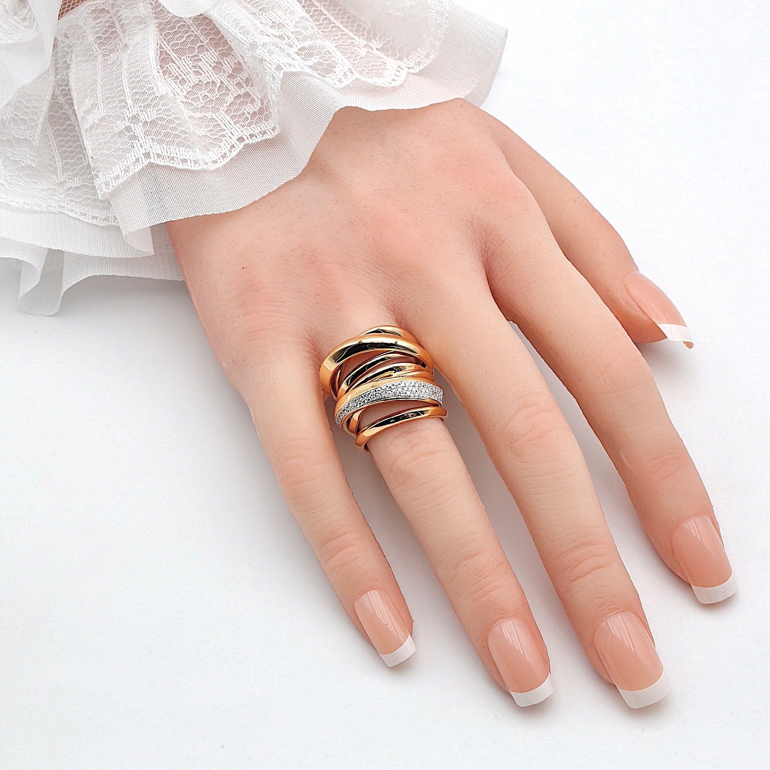 K di Kuore Ring in 750er Rotgold mit Brillanten, an der Hand