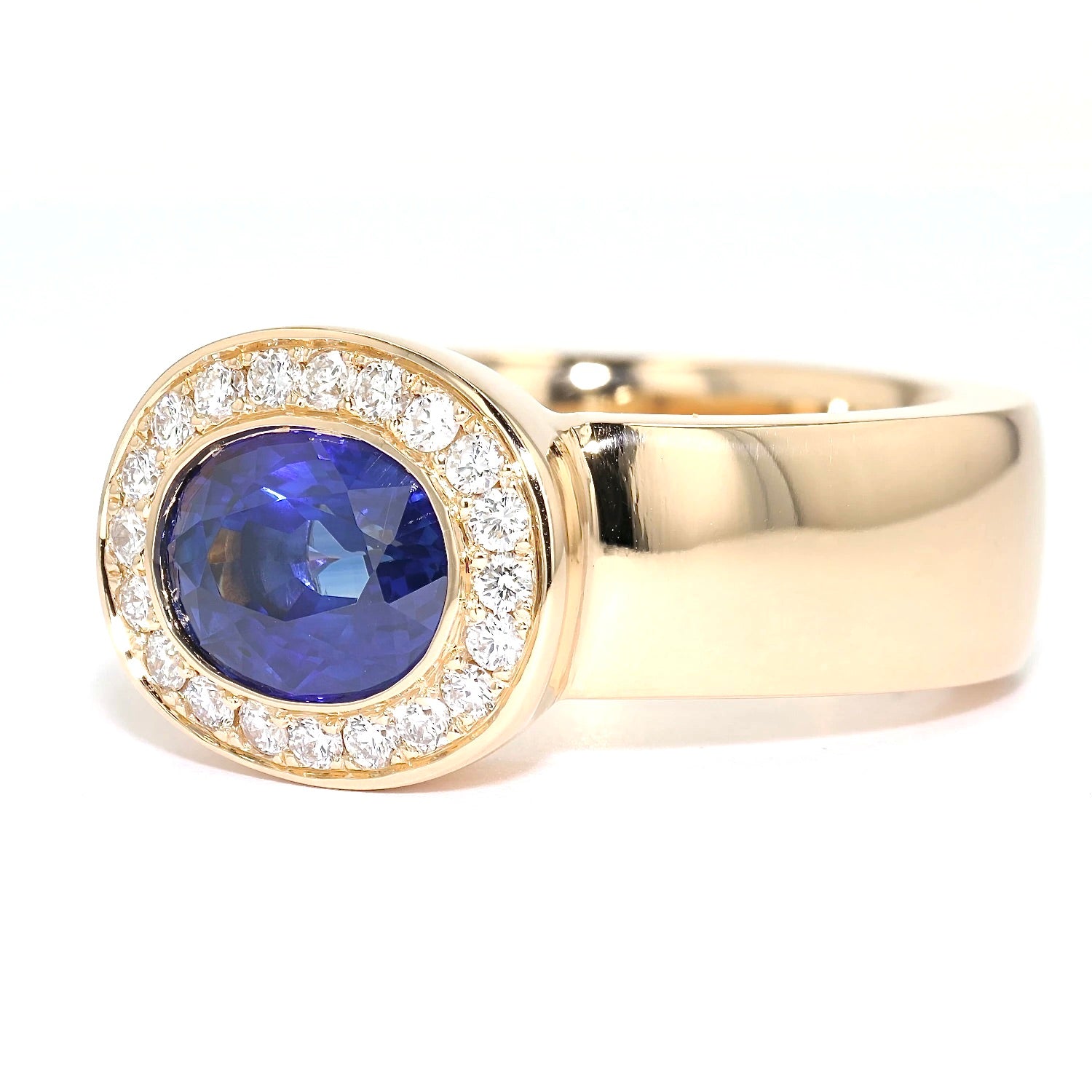 Damenring von Willer in 750er Roségold mit Brillanten und einem Saphir ca. 3,08 ct, liegend links gedreht