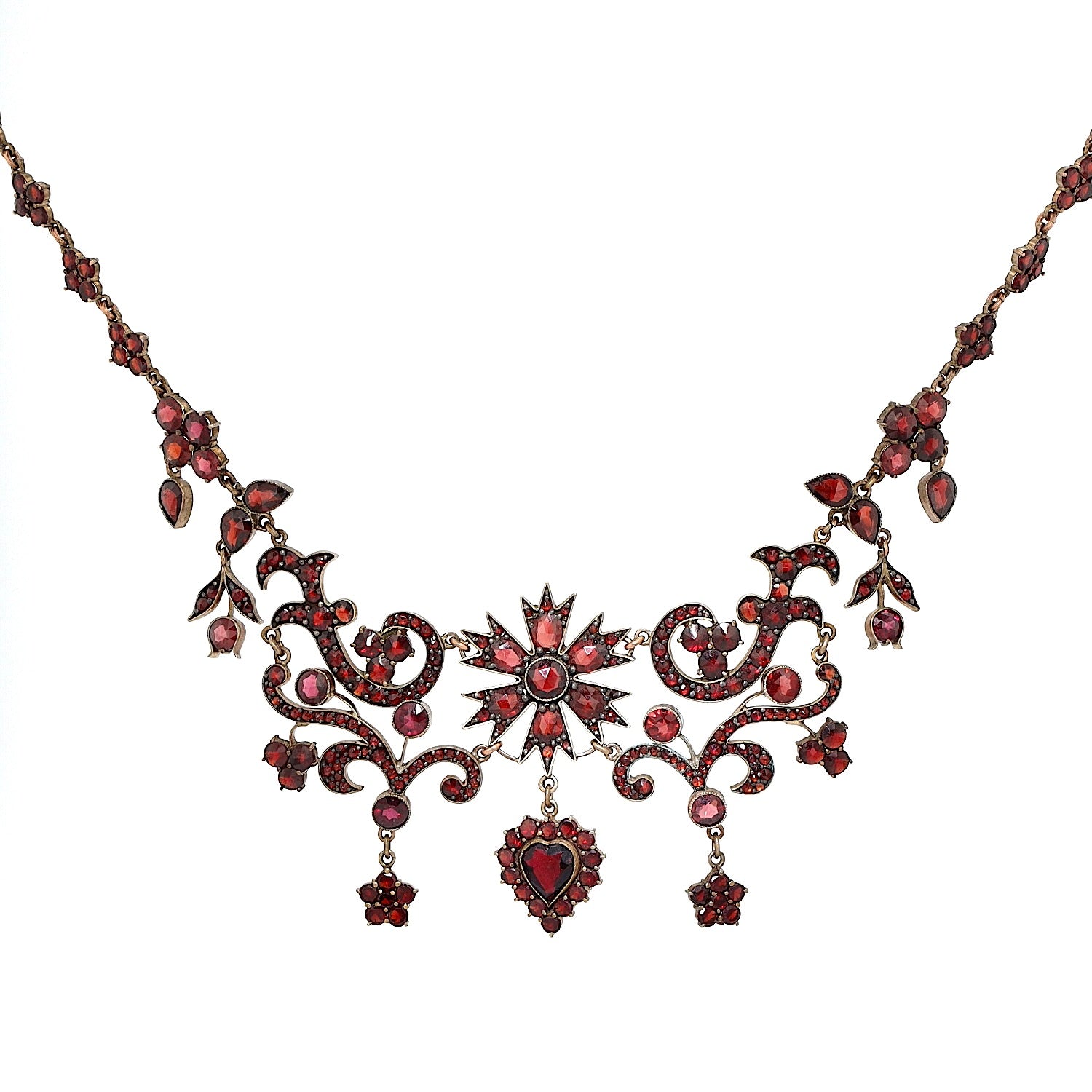 Antikes und ausgefallenes Granatcollier aus Tombak, vergoldet, hängend frontal