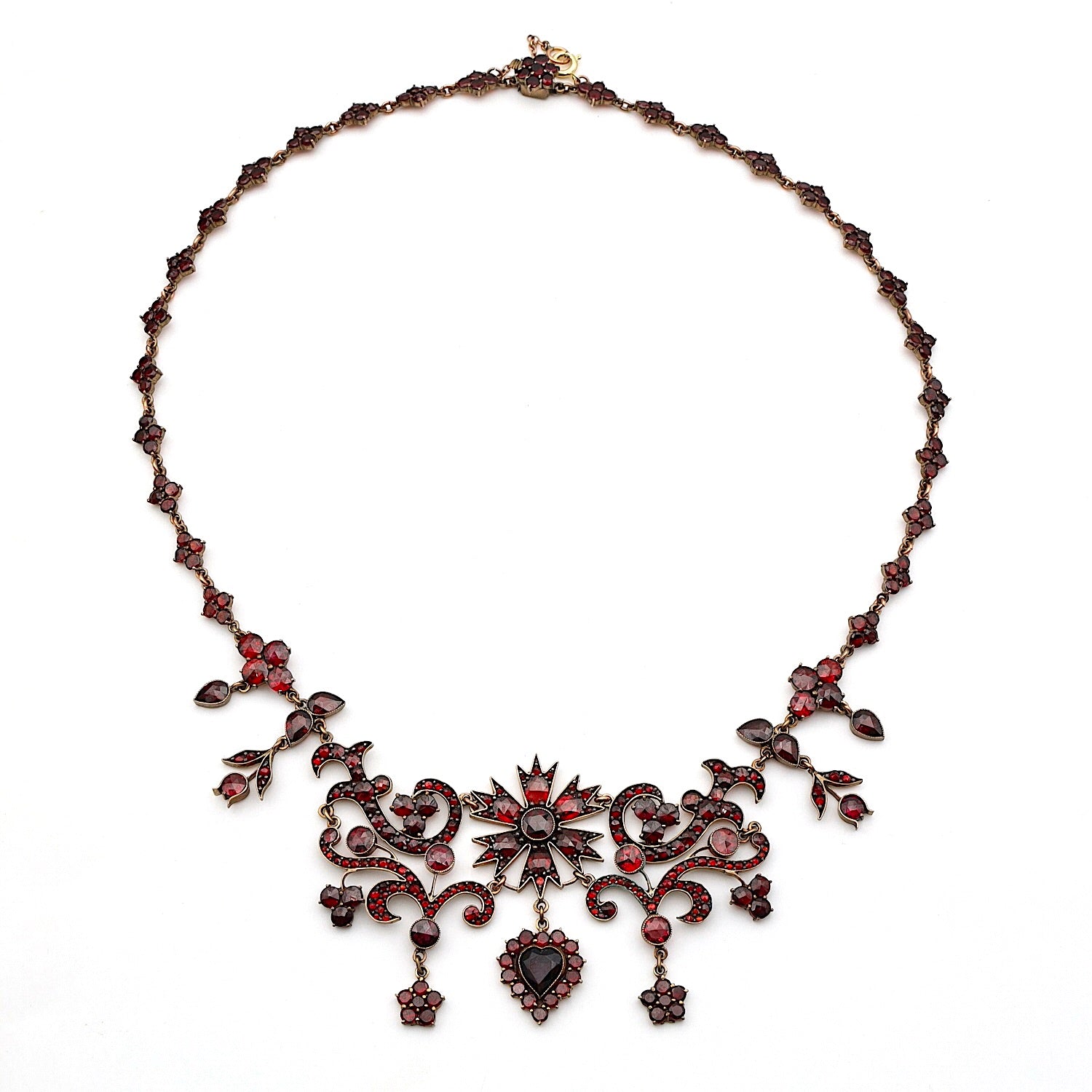 Antikes und ausgefallenes Granatcollier aus Tombak, vergoldet, liegend Draufsicht