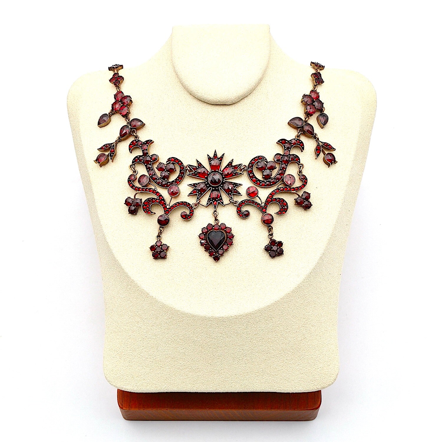 Antikes und ausgefallenes Granatcollier aus Tombak, vergoldet, an der Büste