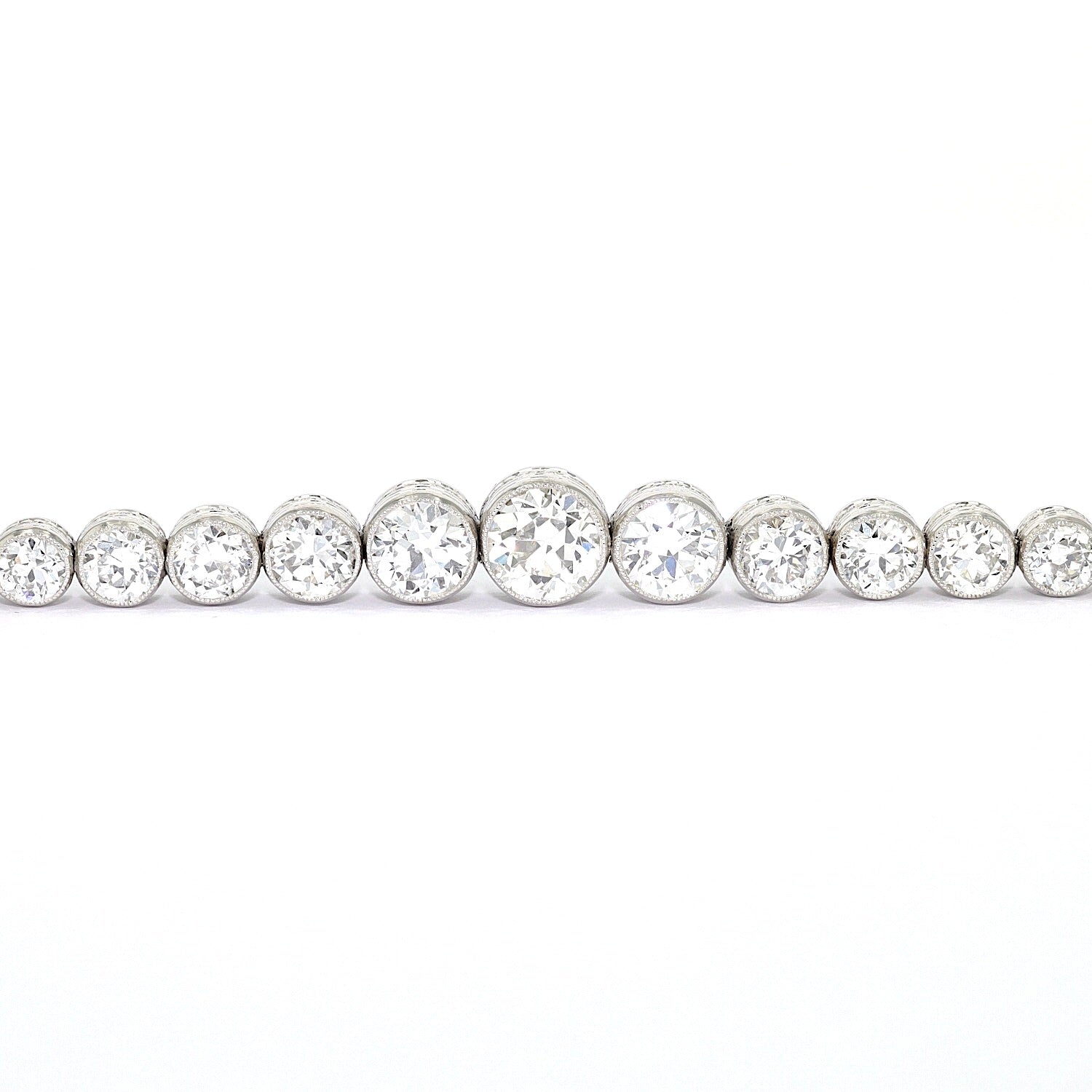 Art Deco Tennisarmband in Platin mit insgesamt ca. 5,1 ct Diamanten im Altschliff, Nahaufnahme liegend frontal
