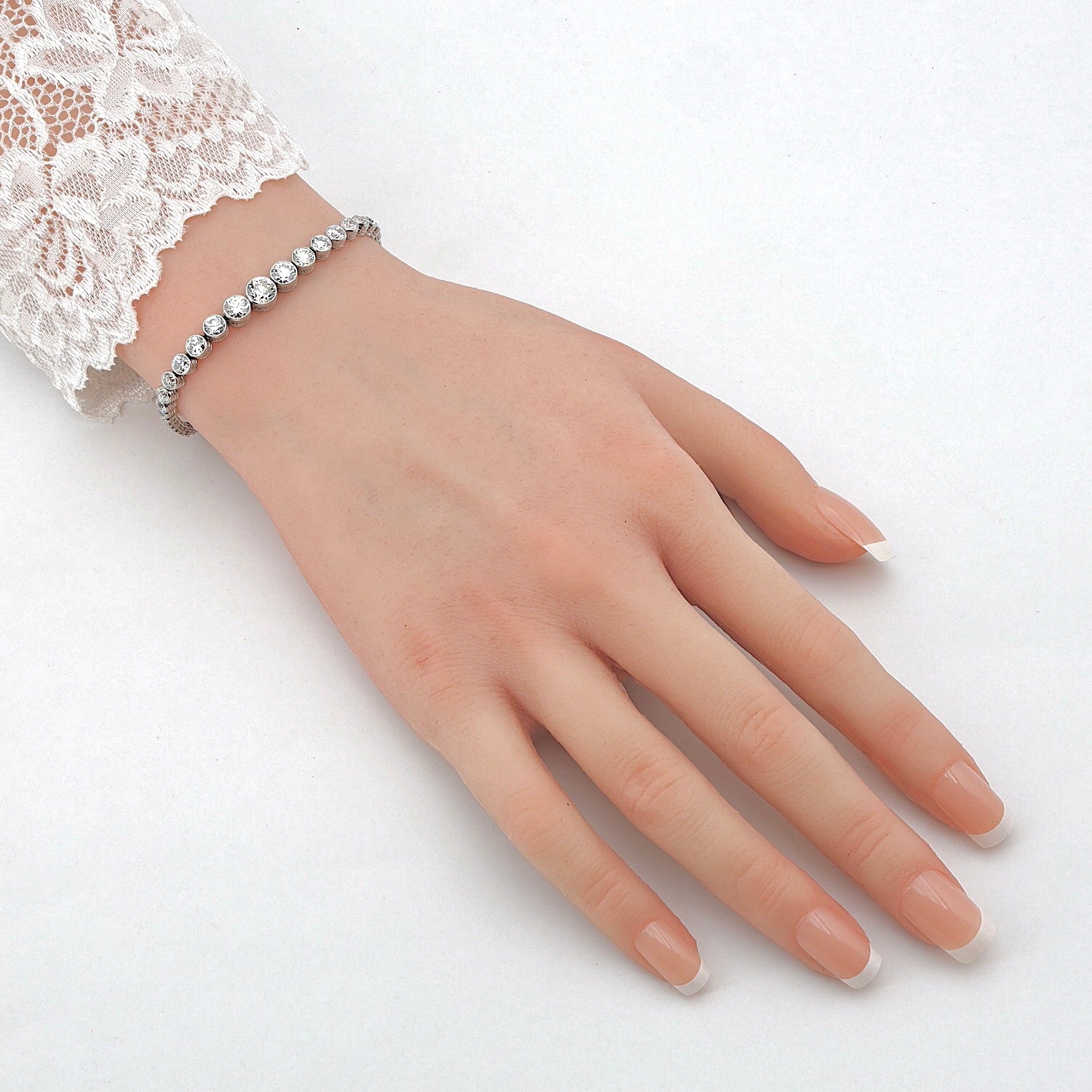 Art Deco Tennisarmband in Platin mit insgesamt ca. 5,1 ct Diamanten, am Arm