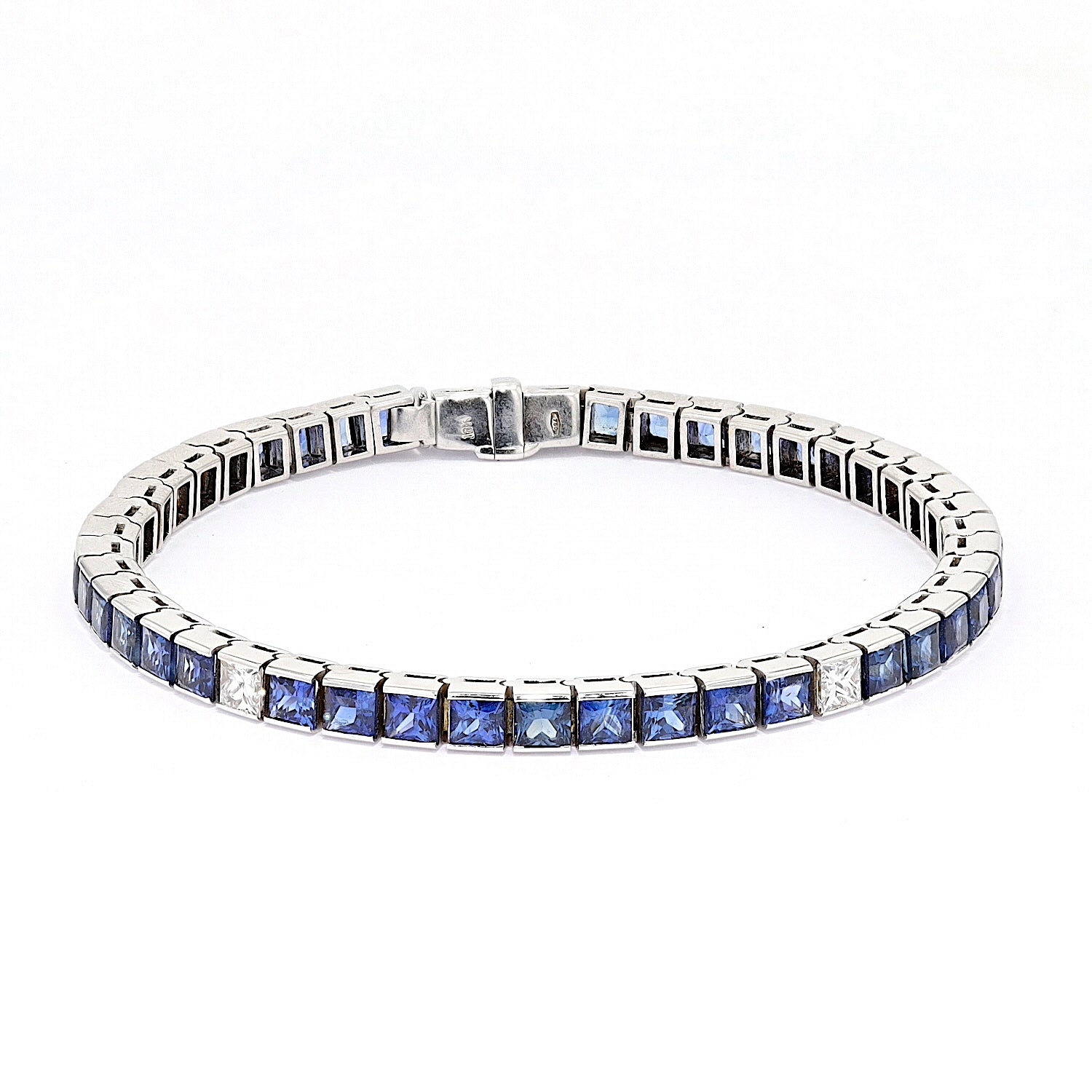 Armband in 750er Weißgold mit ingesamt ca. 12,6 ct Saphiren und ca. 1,25 ct Diamanten , liegend frontal