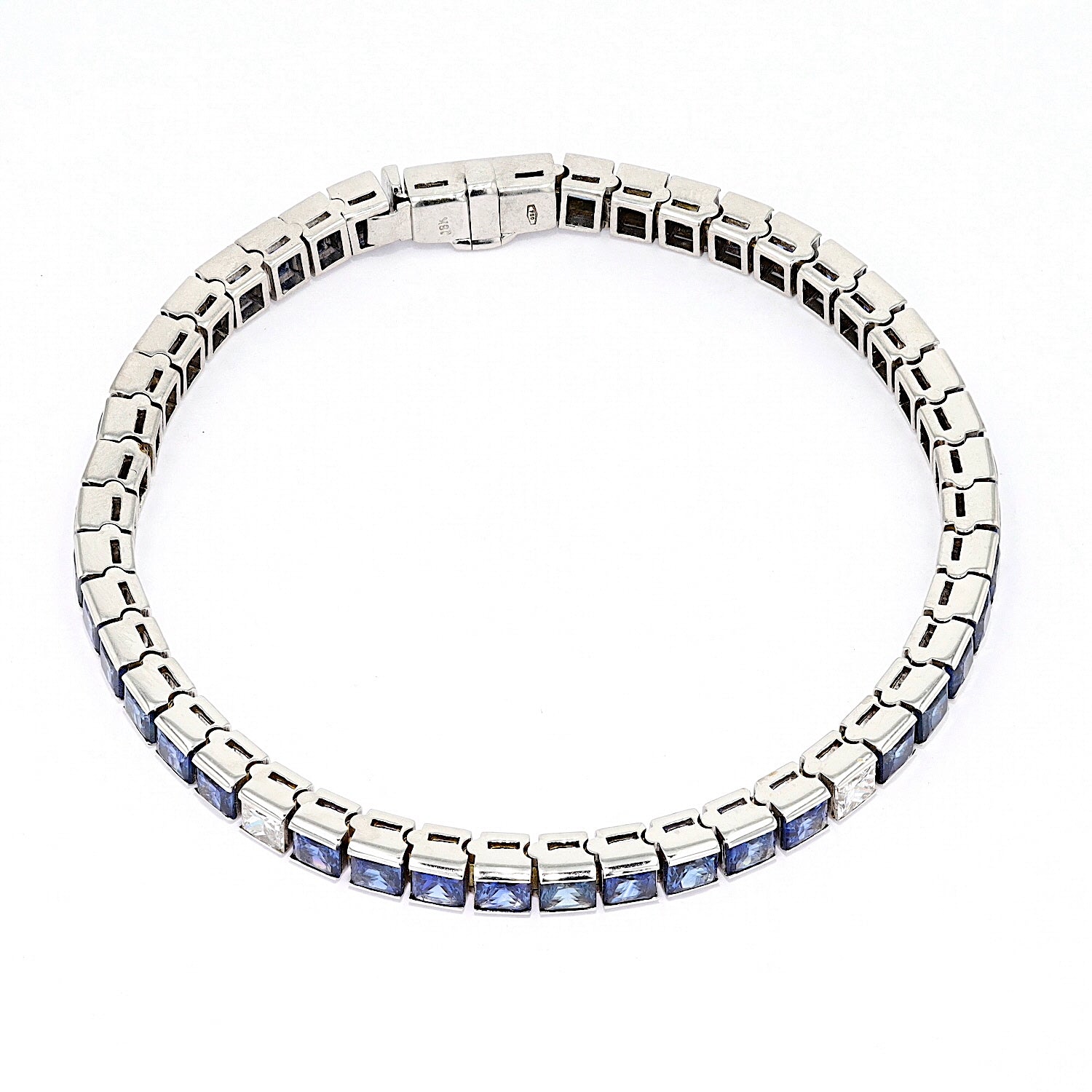 Armband in 750er Weißgold mit ingesamt ca. 12,6 ct Saphiren und ca. 1,25 ct Diamanten , liegend Draufsicht