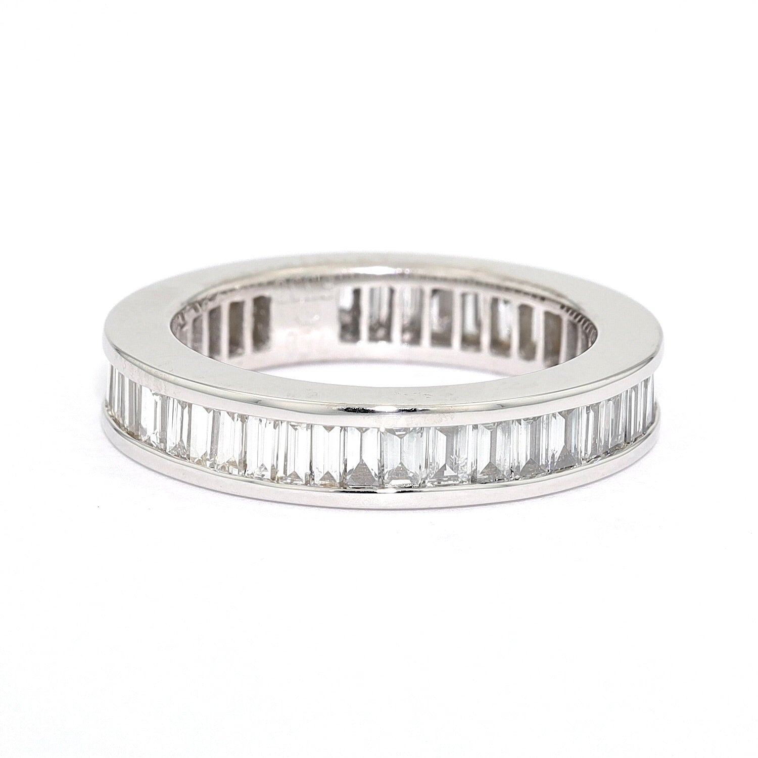 Damenring in 750er Weißgold mit Diamanten im Baguetteschliff, gesamt ca. 3 ct, liegend frontal