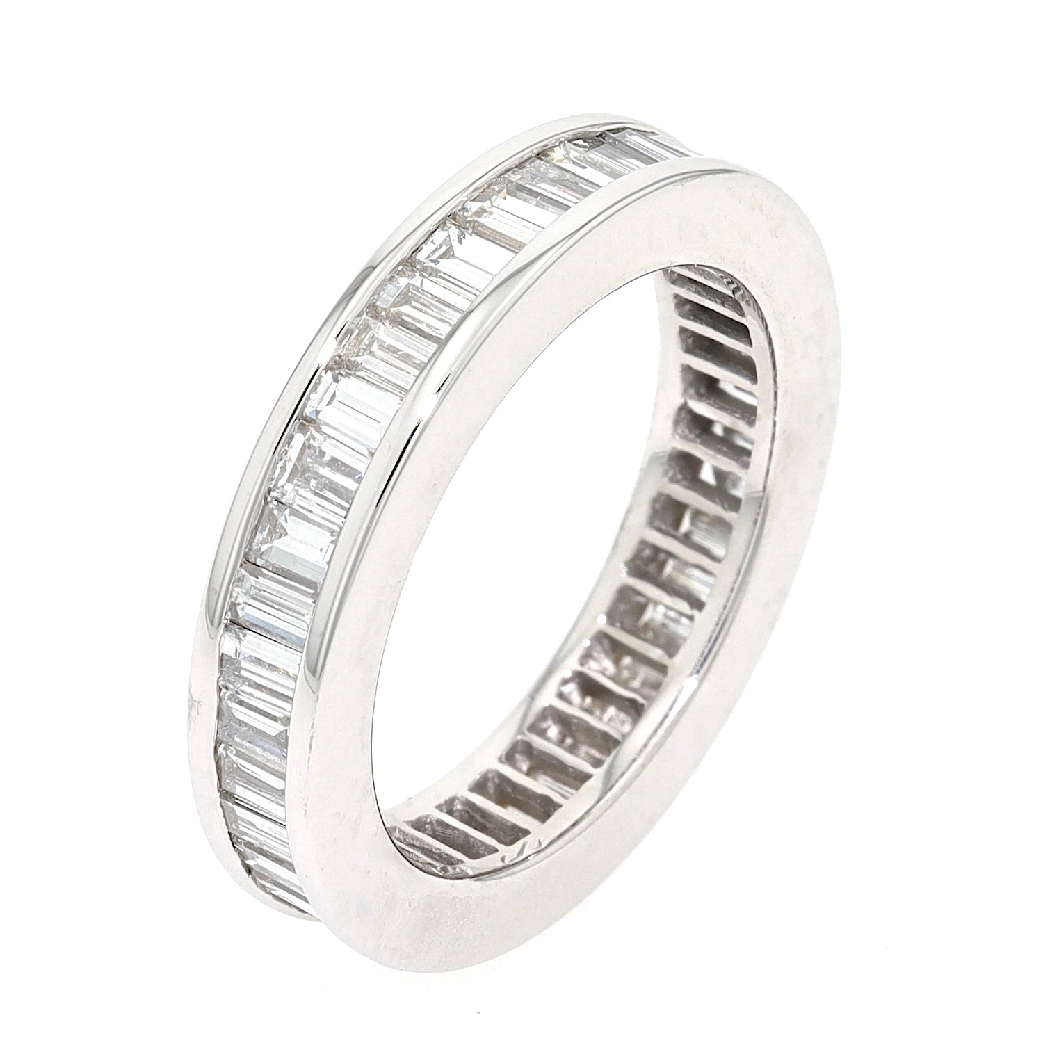 Damenring in 750er Weißgold mit Diamanten im Baguetteschliff, gesamt ca. 3 ct, stehend