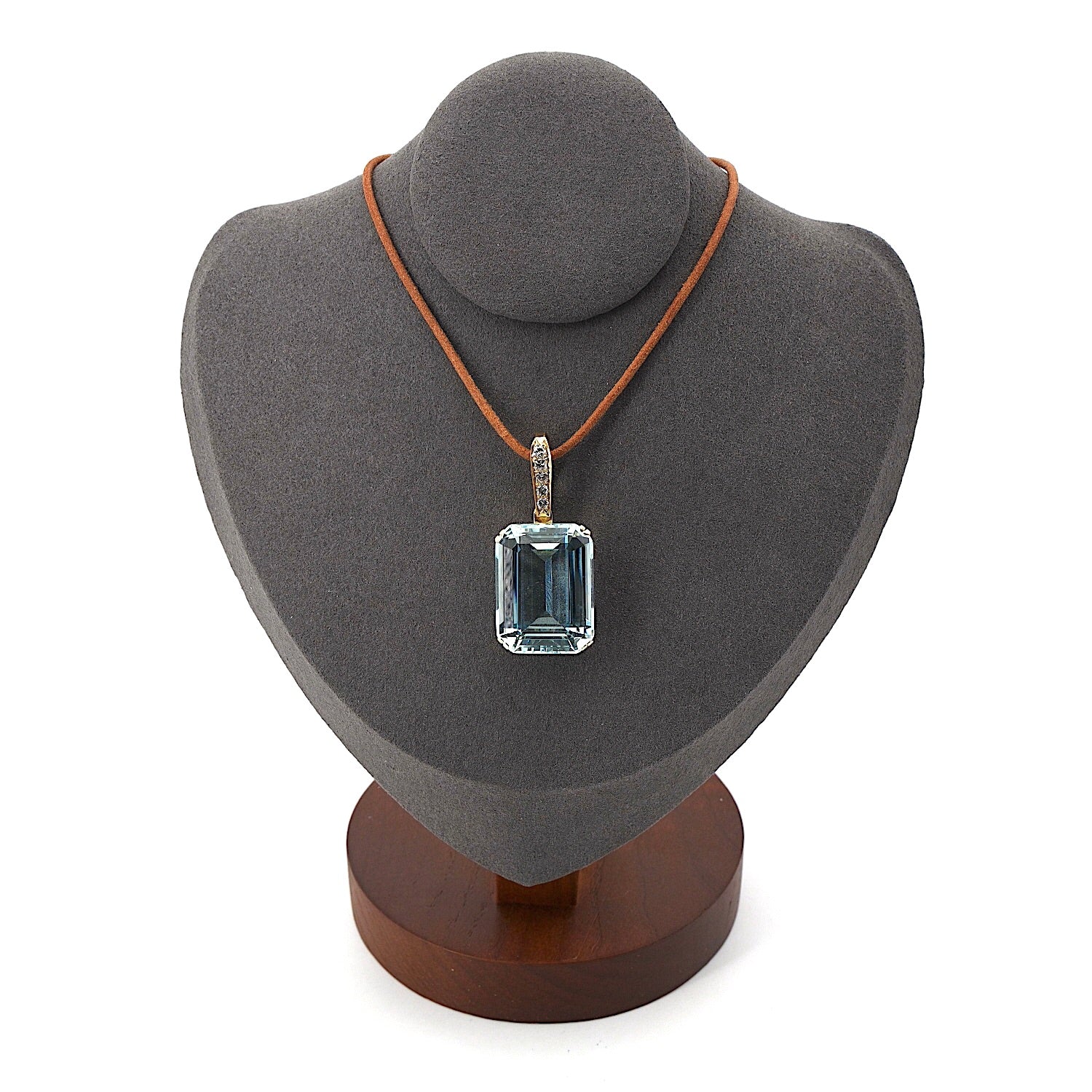 Anhänger in 750er Gelbgold mit einem Aquamarin und Brillanten, an der Büste dunkel