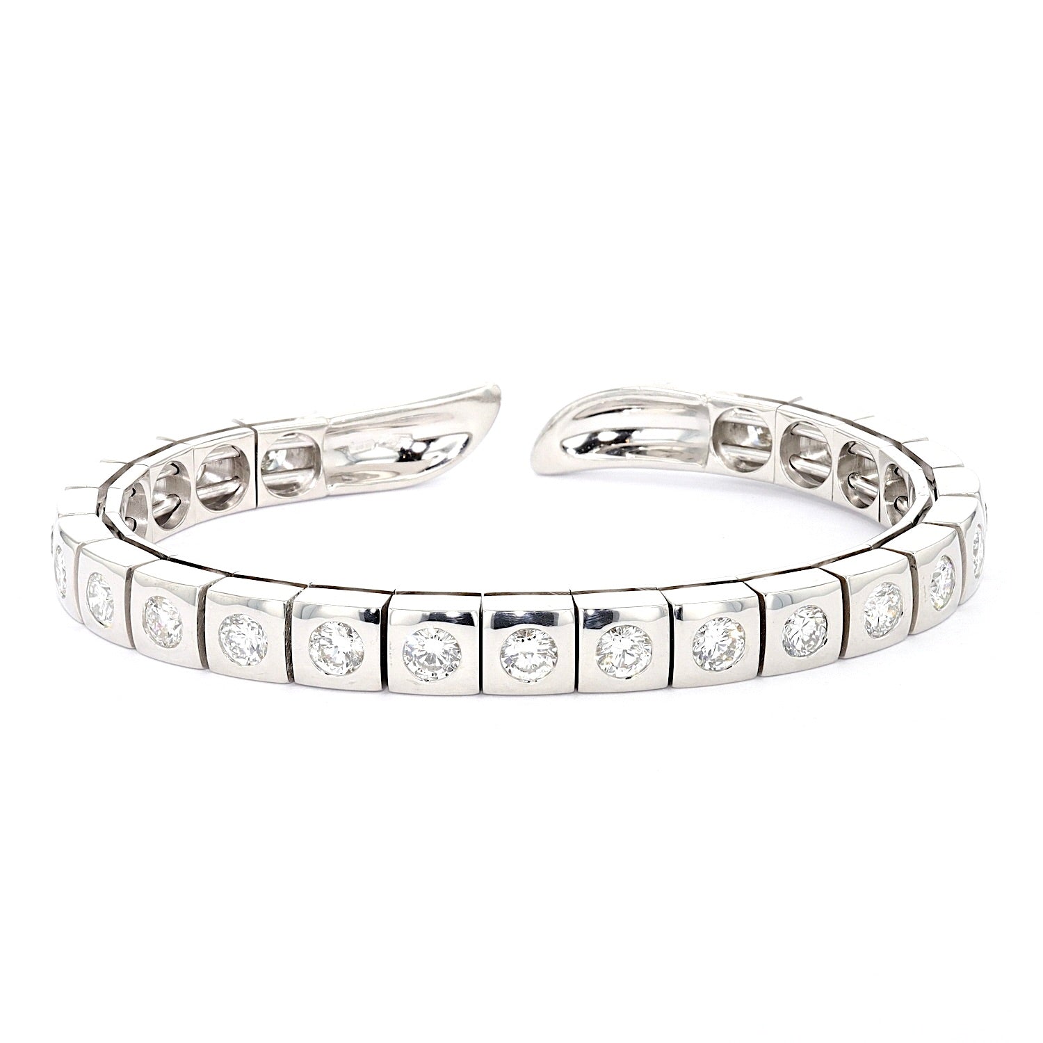 Armspange in 750er Weißgold mit insgesamt ca. 4,5 ct Brillanten, liegend frontal