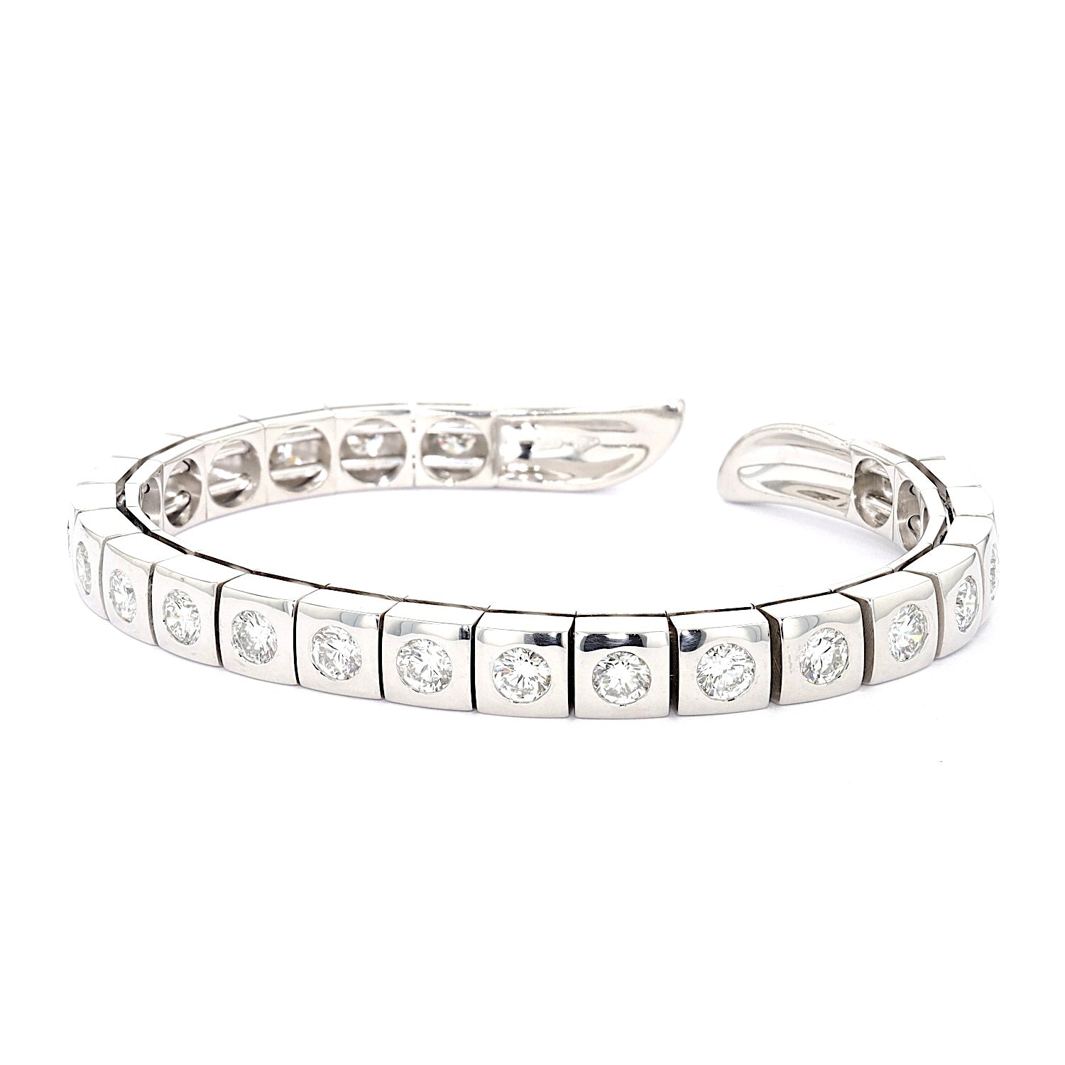 Armspange in 750er Weißgold mit insgesamt ca. 4,5 ct Brillanten, liegend links gedreht