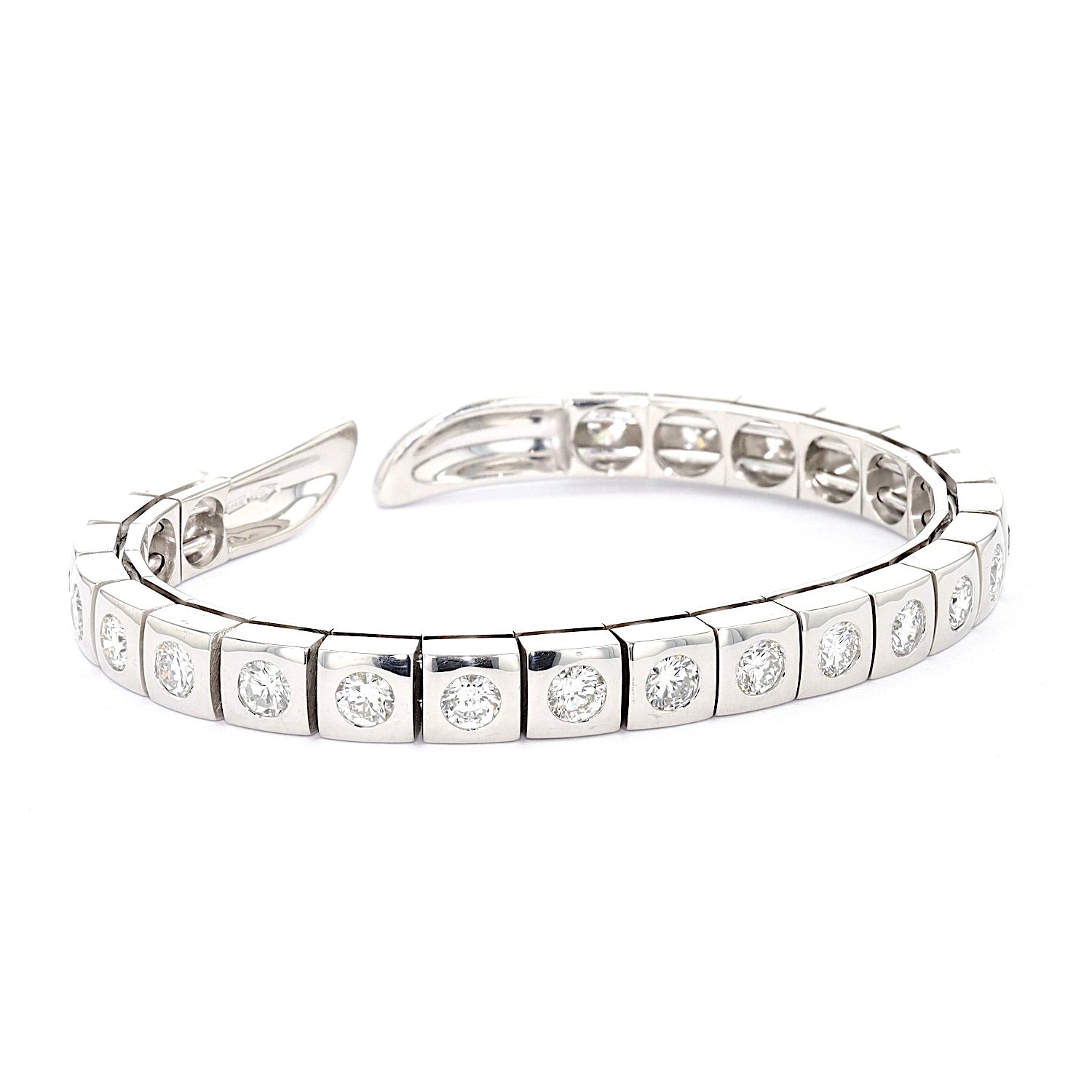 Armspange in 750er Weißgold mit insgesamt ca. 4,5 ct Brillanten, liegend rechts gedreht