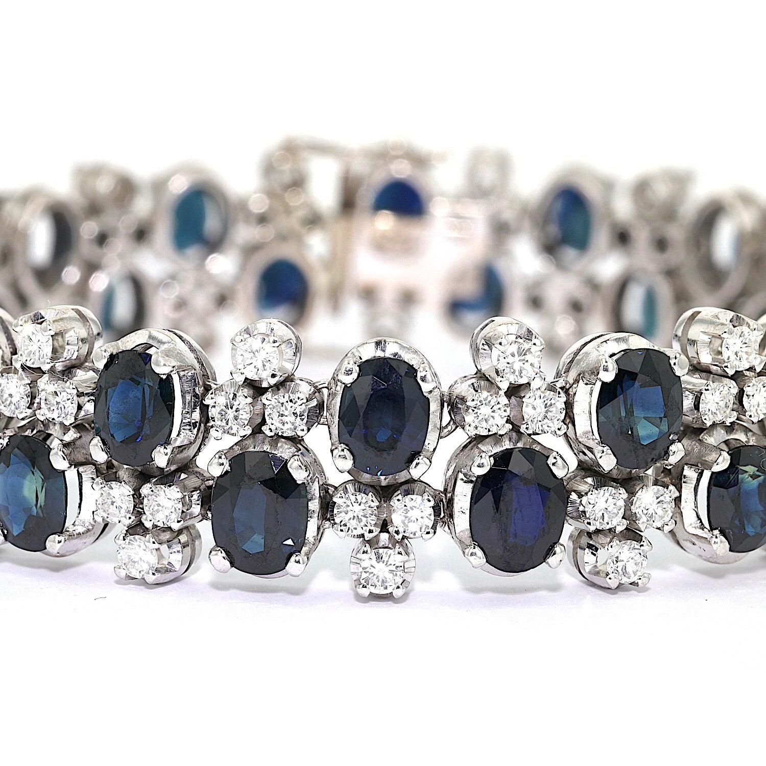 Vintage Armband in 585er Weißgold mit Brillanten und Saphiren, liegend Nahaufnahme