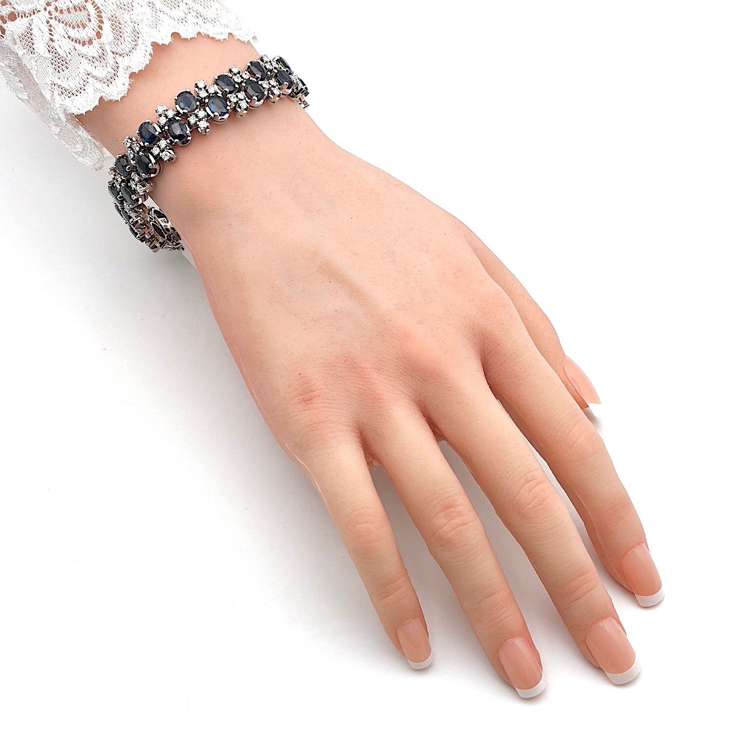 Vintage Armband in 585er Weißgold mit Brillanten und Saphiren, am Arm