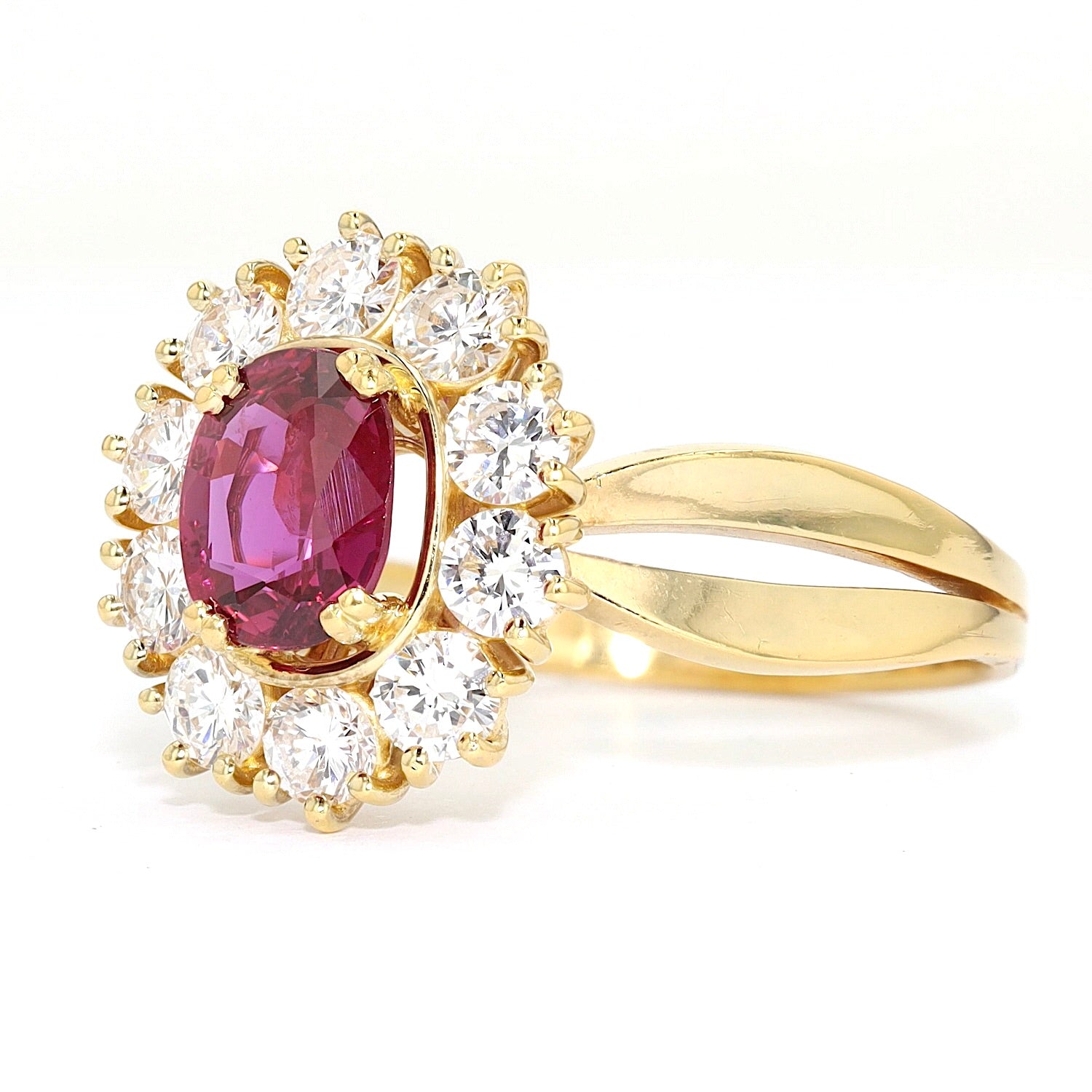 Vintage Ring in 750er Gelbgold mit einem Rubin und Brillanten, liegend links gedreht