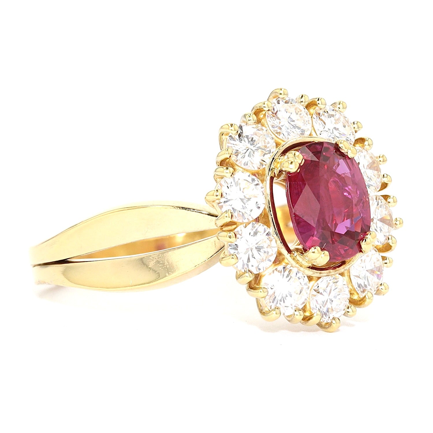 Vintage Ring in 750er Gelbgold mit einem Rubin und Brillanten, liegend rechts gedreht