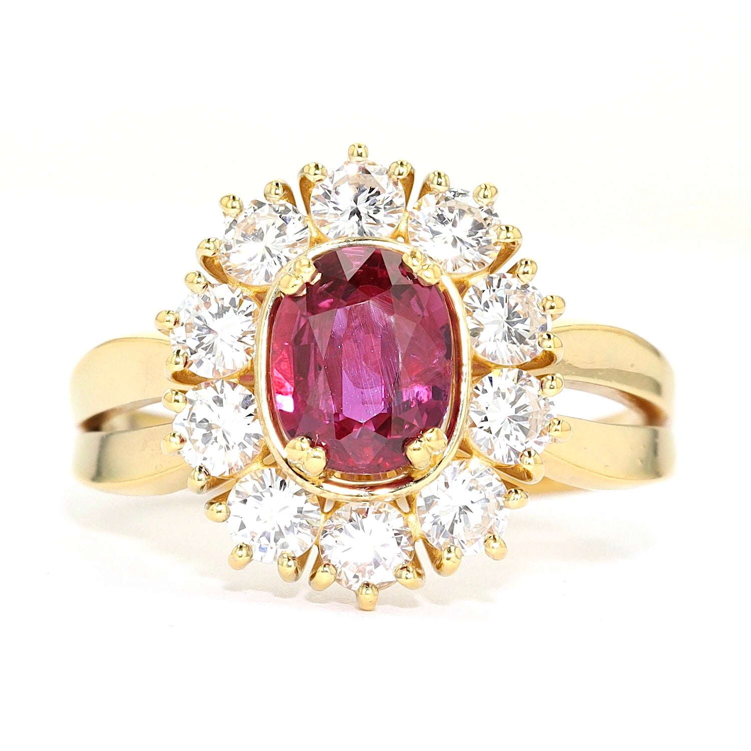 Vintage Ring in 750er Gelbgold mit einem Rubin und Brillanten, liegend frontal