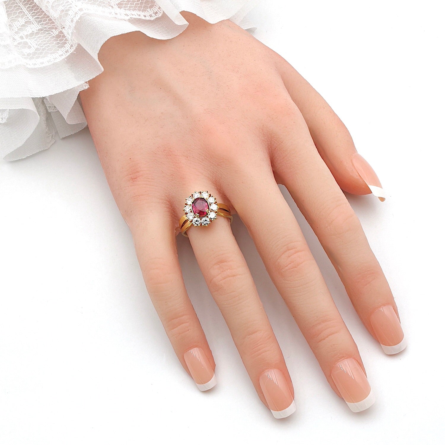 Vintage Ring in 750er Gelbgold mit einem Rubin und Brillanten, an der Hand
