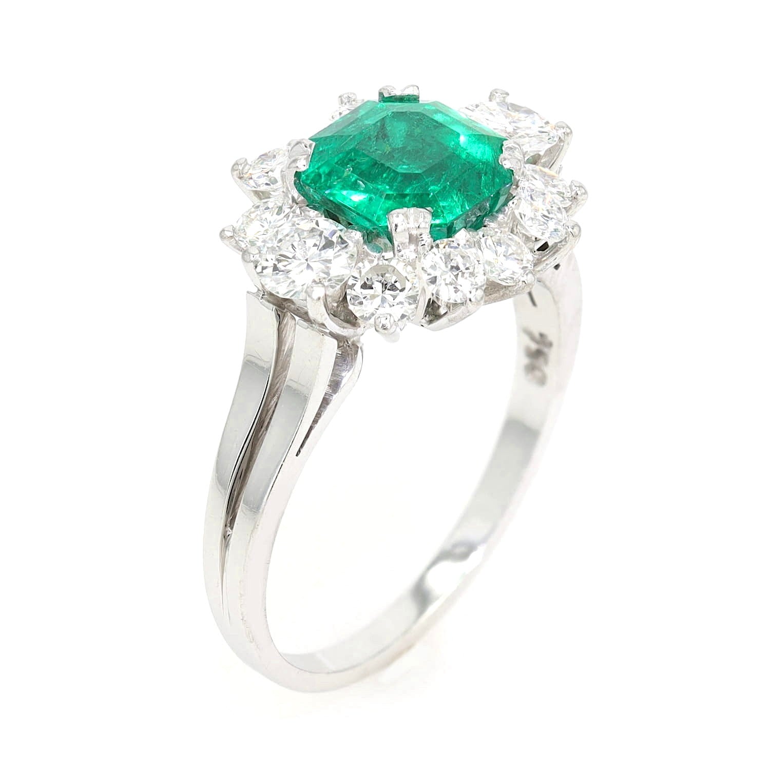 Entourage-Ring in 750er Weißgold mit einem kolumbianischen Smaragd mit ca. 1, 7ct und ca. 1,0 ct Brillanten, stehend