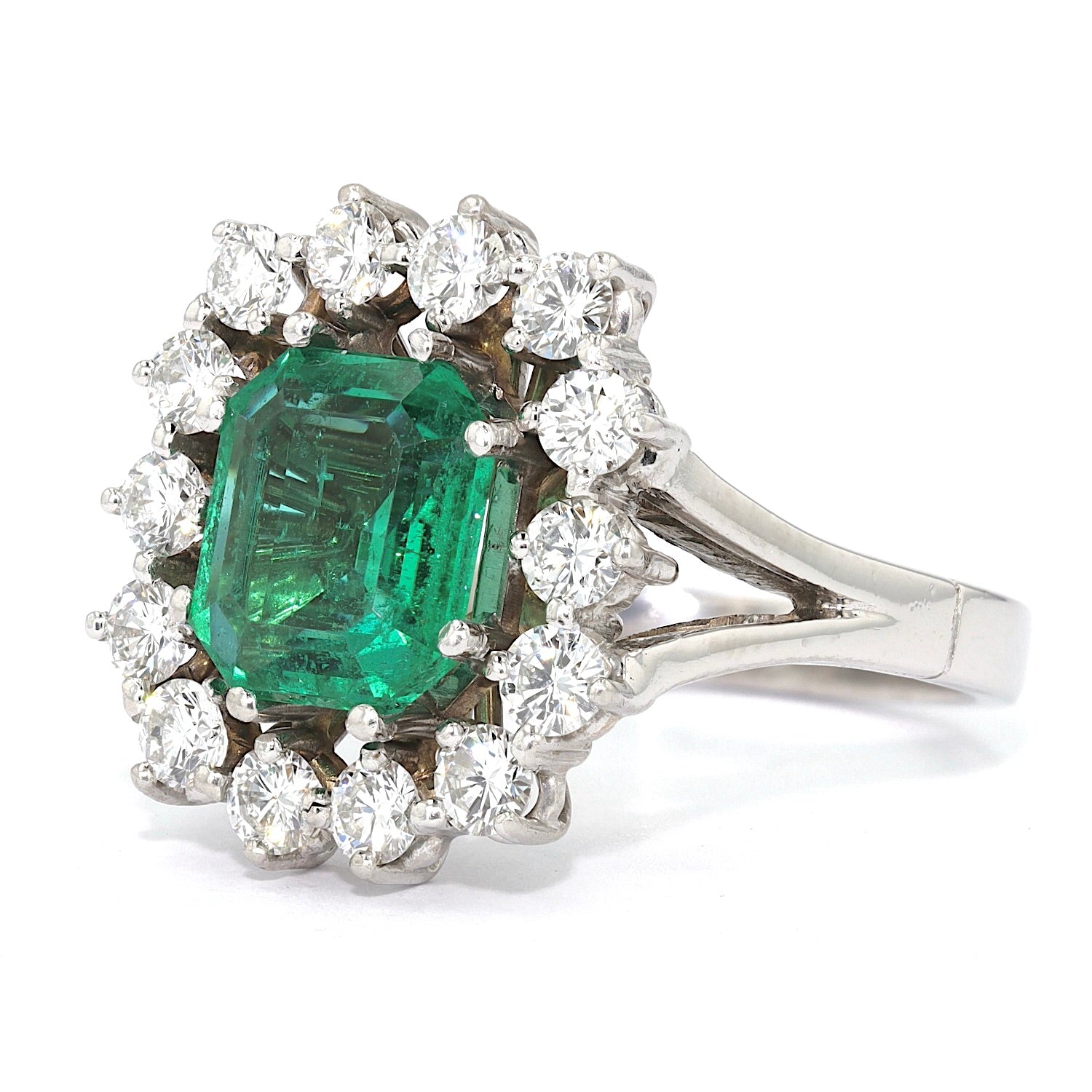 Vintage Ring in 750er Weißgold mit einem Smaragd und Brillanten, liegend links gedreht