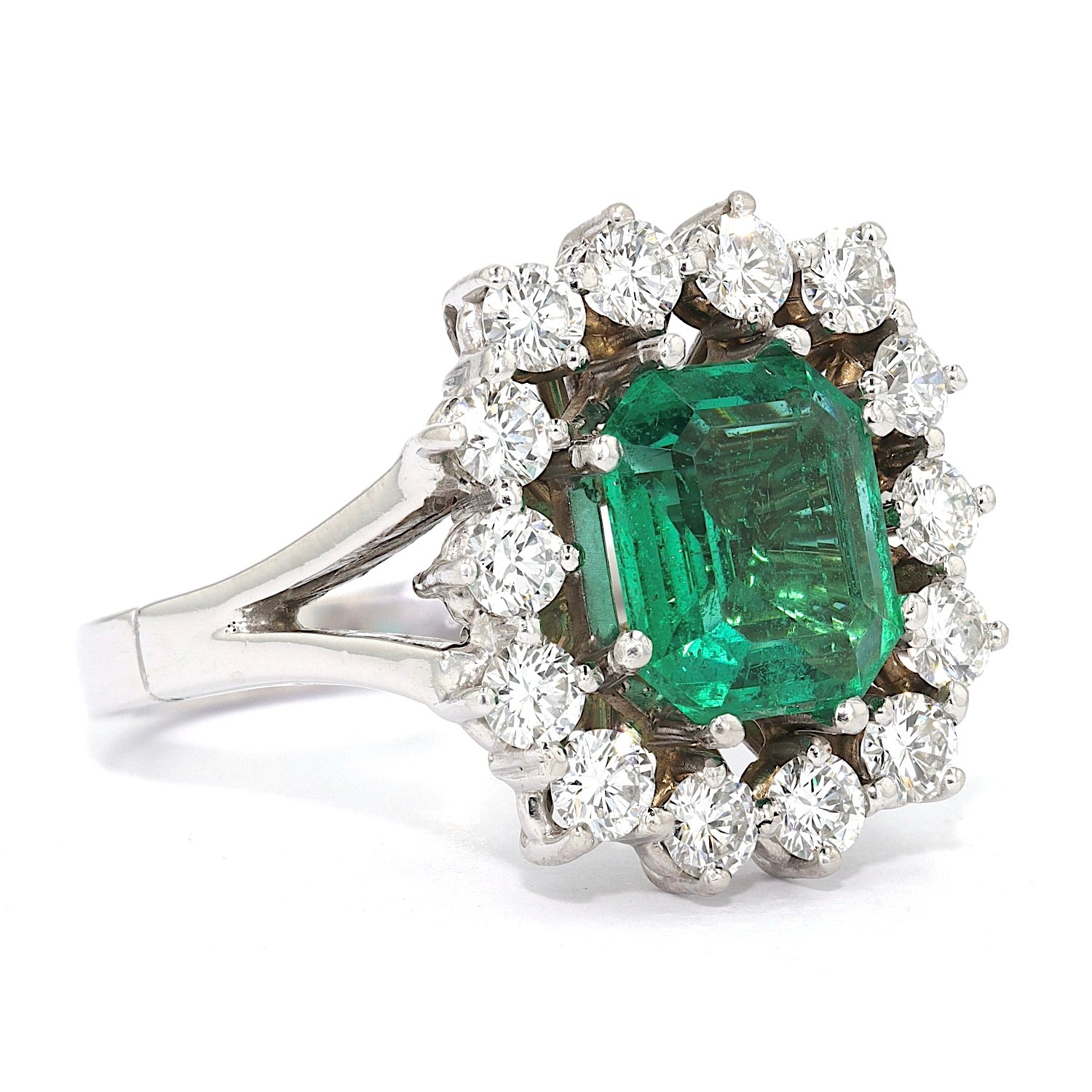 Vintage Ring in 750er Weißgold mit einem Smaragd und Brillanten, liegend rechts gedreht