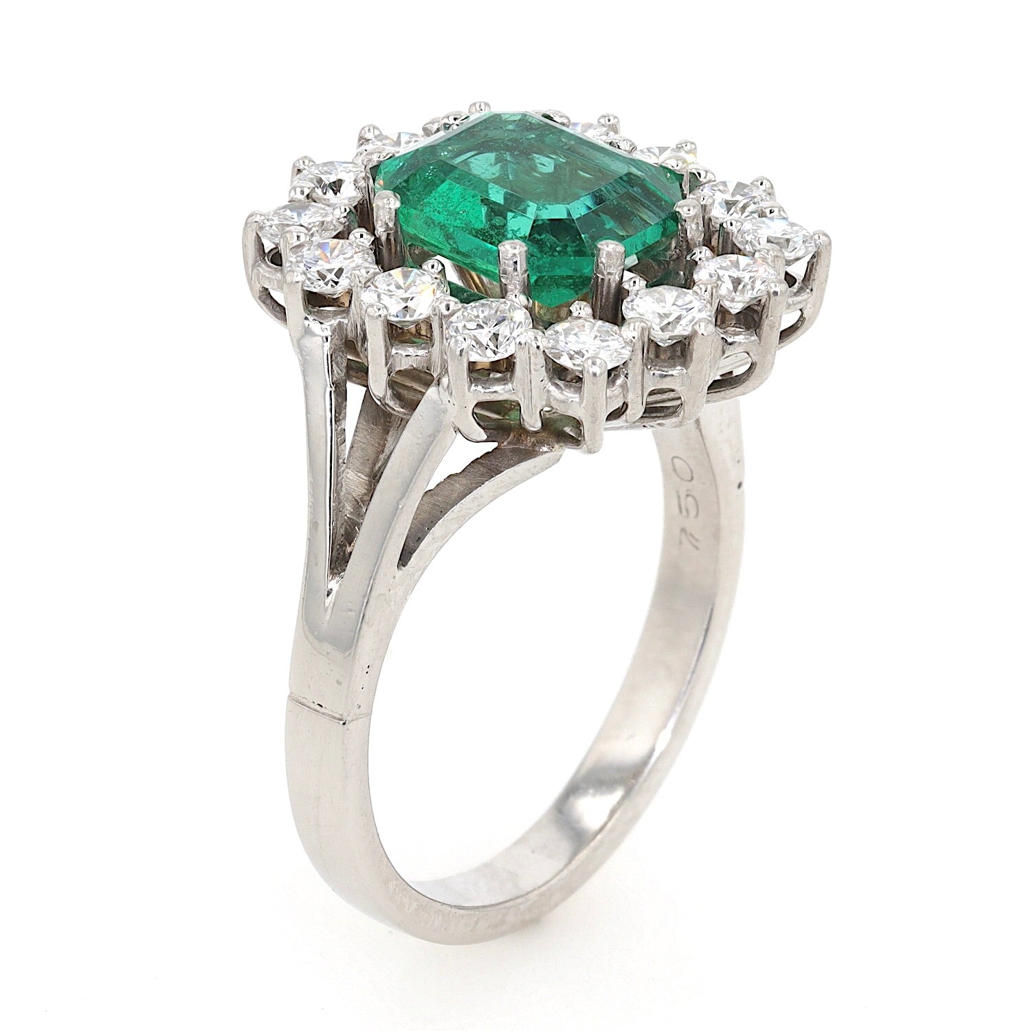 Vintage Ring in 750er Weißgold mit einem Smaragd und Brillanten, stehend