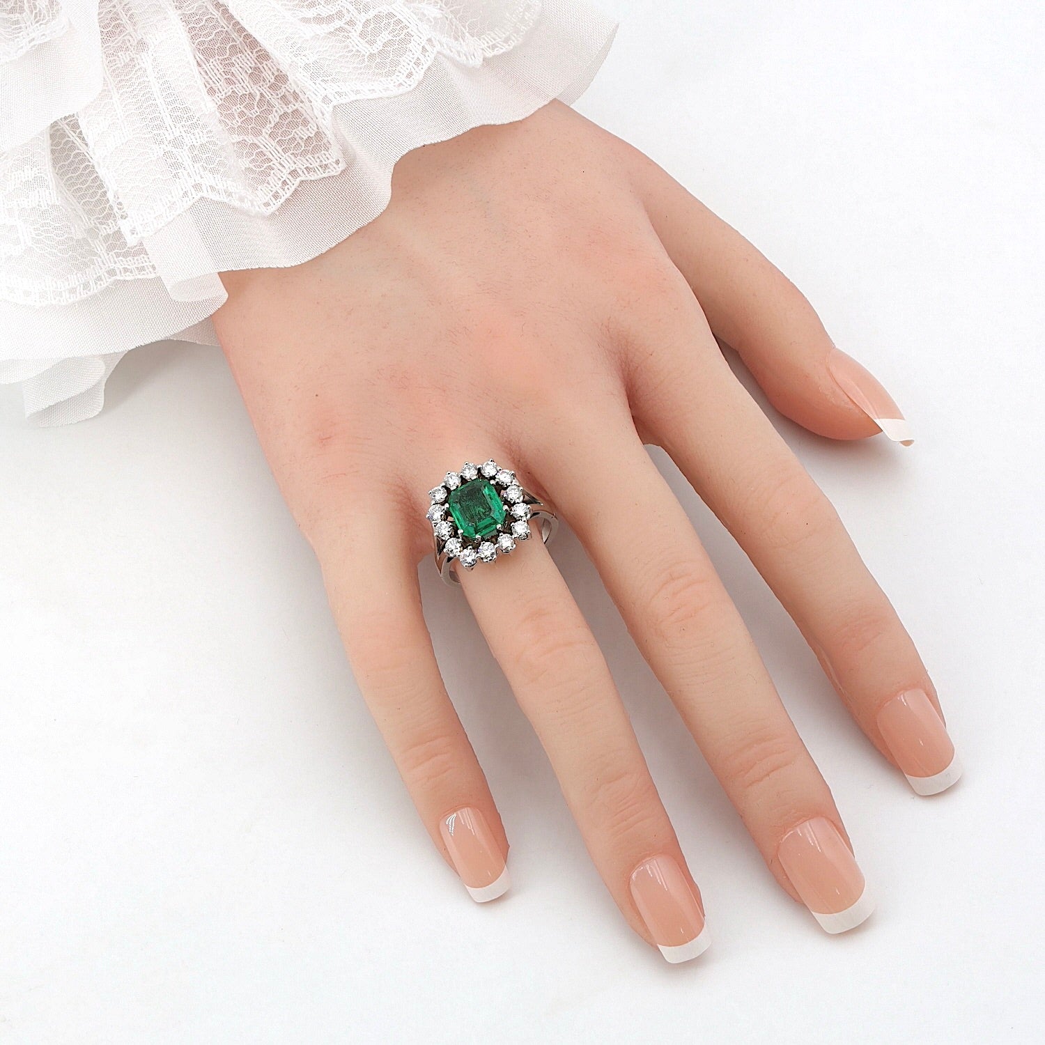 Vintage Ring in 750er Weißgold mit einem Smaragd und Brillanten, an der Hand