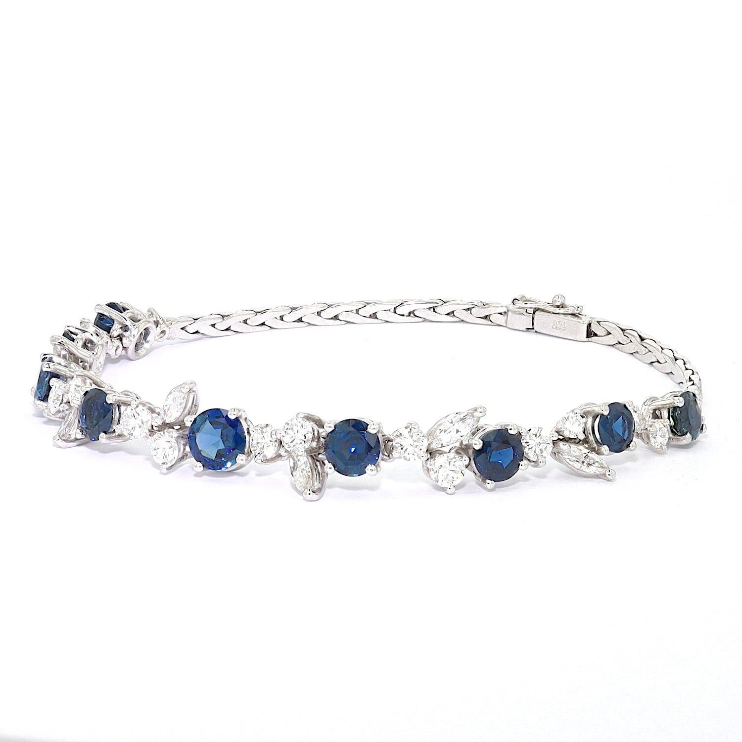 Vintage Armband in 750er Weißgold mit Diamanten, Brillanten und Saphiren, liegend links gedreht