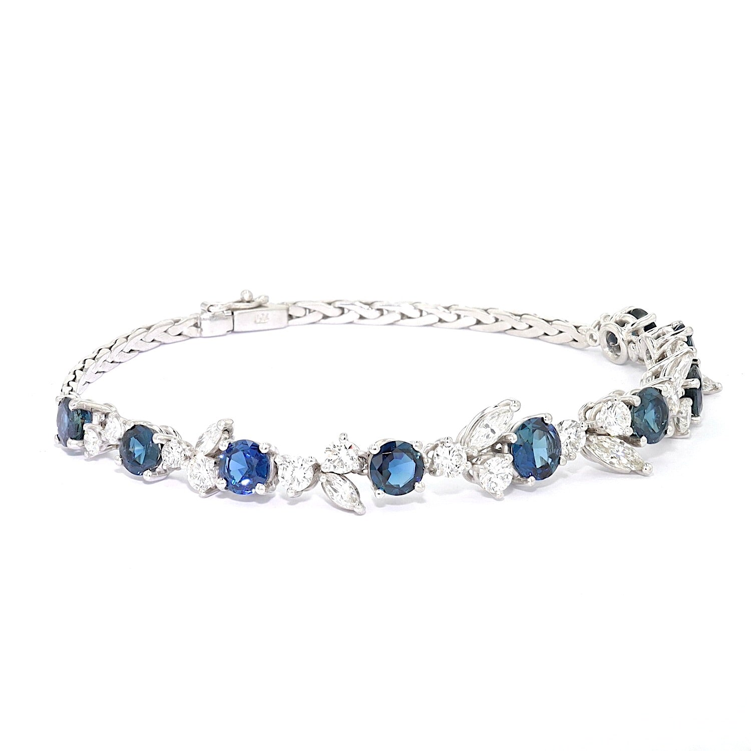 Vintage Armband in 750er Weißgold mit Diamanten, Brillanten und Saphiren, liegend rechts gedreht