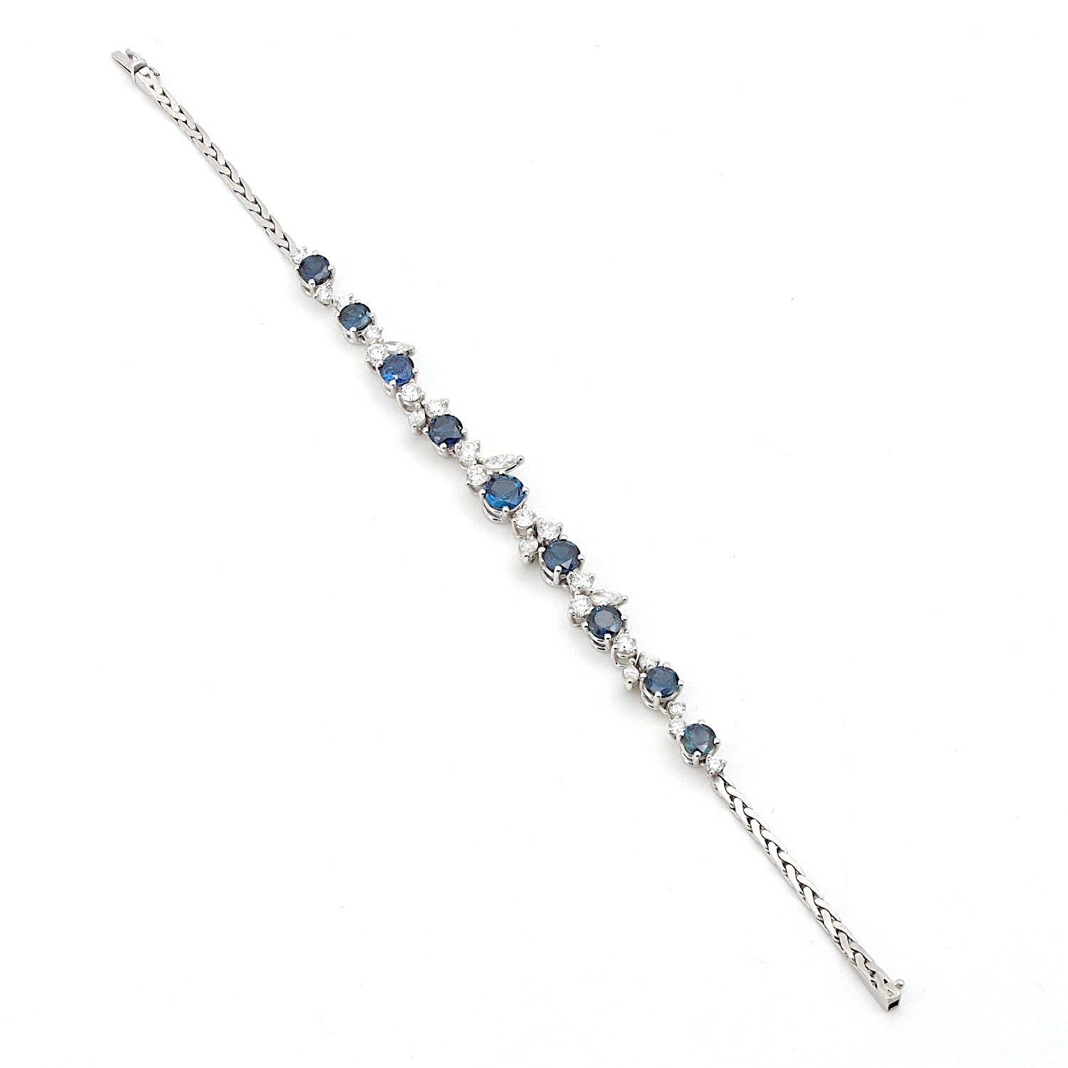 Vintage Armband in 750er Weißgold mit Diamanten, Brillanten und Saphiren, liegend Draufsicht