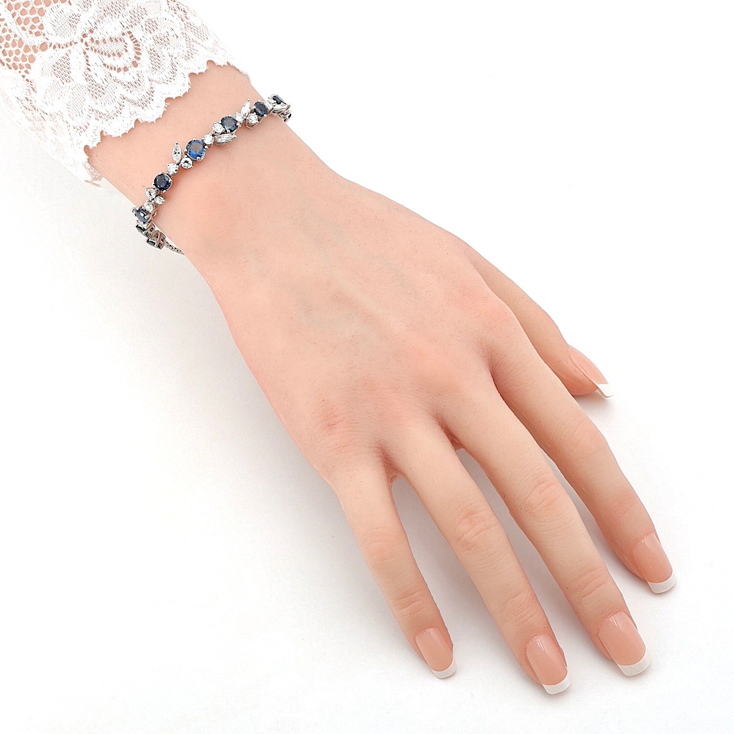 Vintage Armband in 750er Weißgold mit Diamanten, Brillanten und Saphiren, am Arm