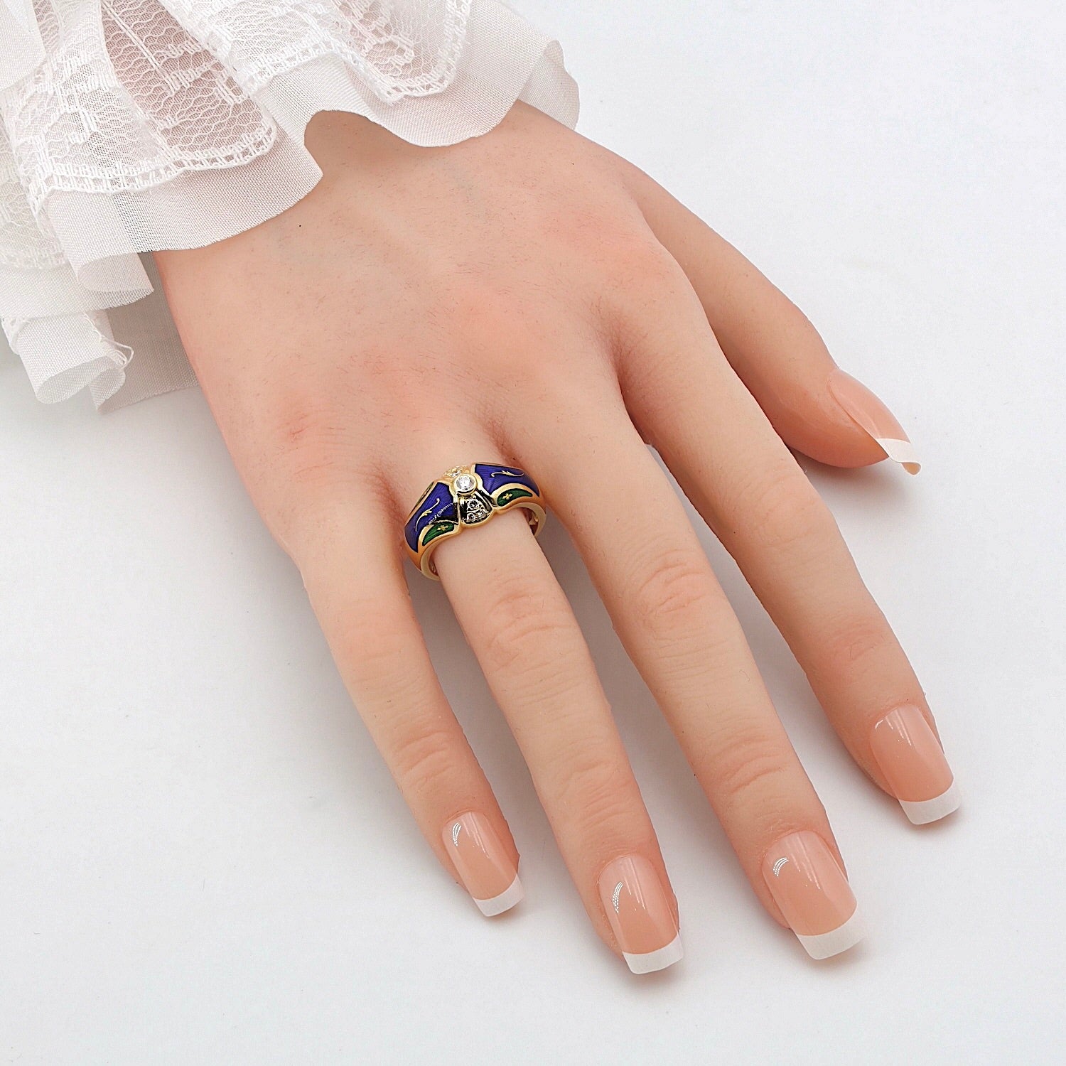 Fabergé Ring, limitiert, in 750er Gold mit Brillanten und grüner und blauer Emaille, an der Hand