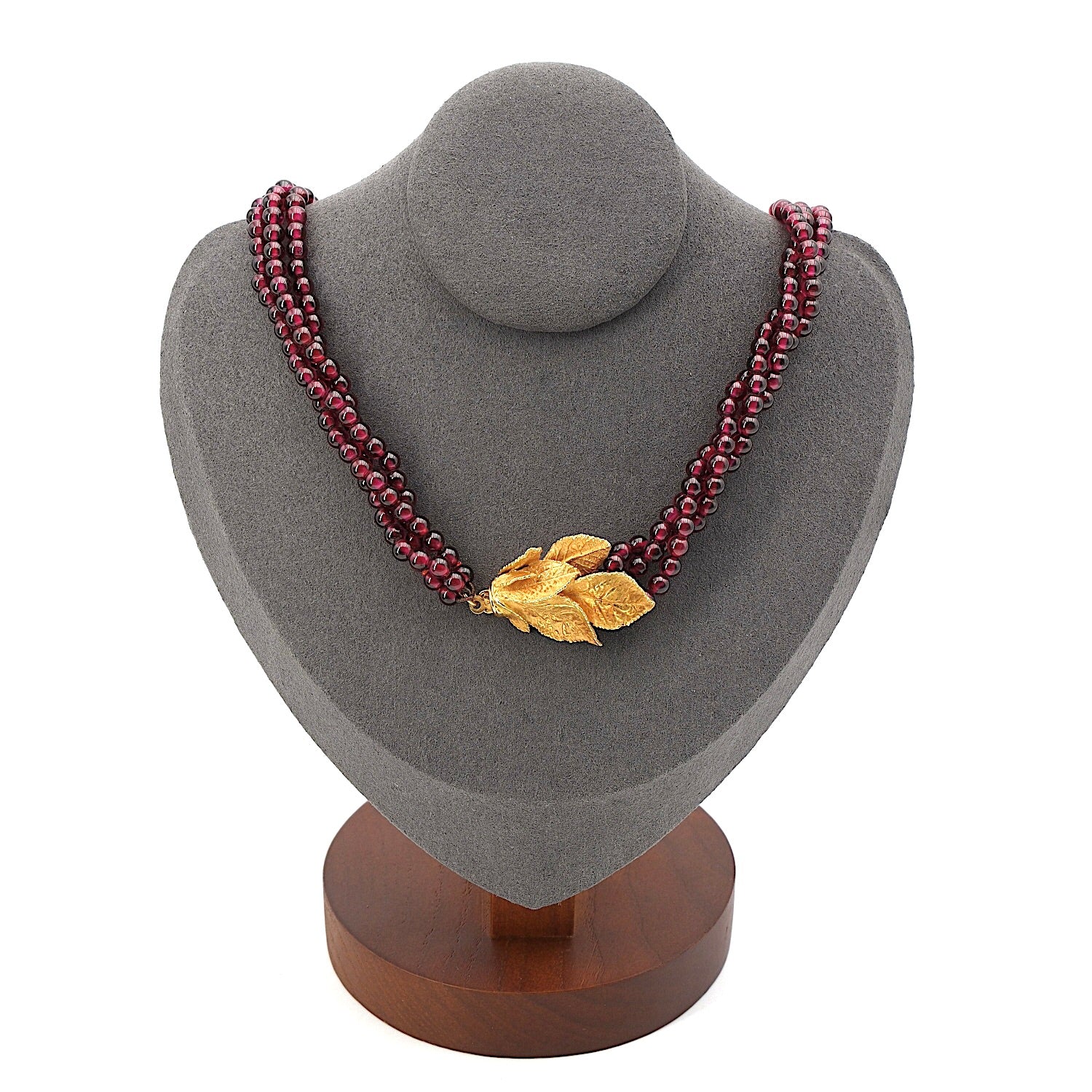 Ehinger Schwarz Collier aus Rhodolith Kugeln und einem Schloss aus 750er Gelbgold, an der Büste